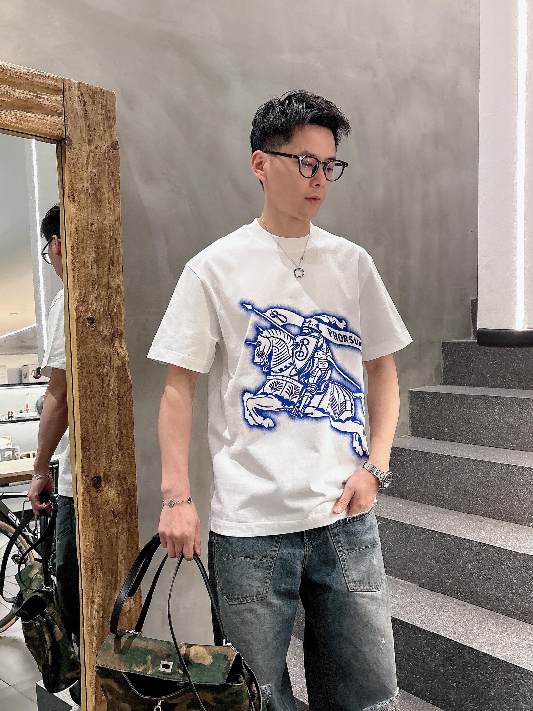 NO:160401,Burberry's new spring and summer 2025 short-sleeved T-shirt for men and women,!  Customized exclusive pure cotton fabric, customized original craft threads, and chest heavy-work letter logo craft design!  Simple and generous, calm and versatile, extremely high-end, perfectly integrated with fashion and style, a top fashionable style that perfectly suits the outside wear!  The overall feeling is natural!  The ultimate classic versatile short-sleeved T-shirt is designed with the latest three-dimensional letter logo pattern elements!  The ultimate perfection of heavy industry!  Fans who pursue high quality are please buy them by themselves, and all fans who know the goods are invited to appreciate this model together!  !  Size S-2XL S S S Shoulder Width 46 Bust 102 Clothes 66 Sleeve length 22 M Sleeve width 47 Bust 106 Clothes 67 Sleeve length 23 L Sleeve width 48 Bust 110 Clothes 68 Sleeve length 24 XL Sleeve width 49 Bust 114 Clothes 69 Sleeve length 25 2XL Sleeve width 50 Bust 116 Clothes 70 Sleeve length 26,,burberry,T-shirt,tees,t-shirt,alexander wang19860909巴宝莉 2025春夏新款男女同款短袖T恤,！定制专属纯棉面料,定制原版工艺螺纹,胸前重工字母logo工艺设计！简约大方,从容百搭,档次极高,完美融入时尚还有风情感一款完美符合外穿的顶尖时髦气质款！整体给人浑然天成的感觉！极致经典的百搭型短袖T恤,采用最新的立体字母logo图案元素设计！极致的重工极致的完美！追求高品质的粉丝们请自行抢购,诚邀所有识货的粉丝一同鉴赏此款！！ 尺码S-2XL S码肩宽46 胸围102 衣长66 袖长22 M码肩宽47 胸围106 衣长67 袖长23 L码肩宽48 胸围110 衣长68 袖长24 XL码肩宽49 胸围114 衣长69 袖长25 2XL码肩宽50 胸围116 衣长70 袖长26,,burberry,T-shirt,tees，t-shirt,alexander wang,Men's clothing