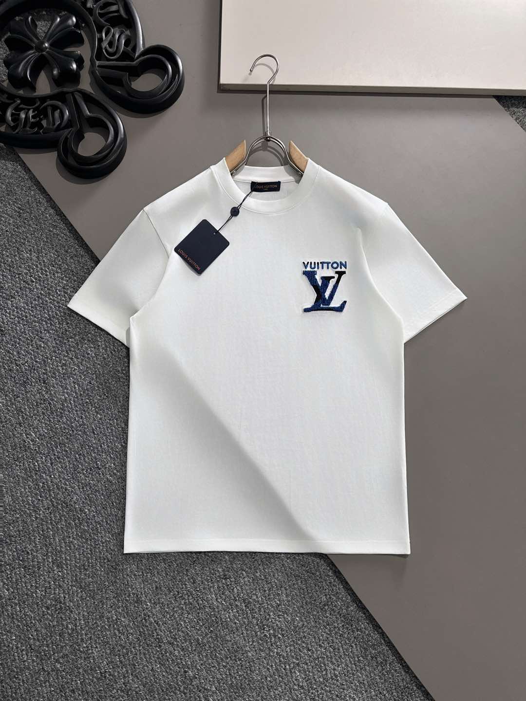 NO:127205,LV Early Spring New Men's and Women's Same Short-sleeved T-shirt,!  Customized exclusive pure cotton fabric, customized original craft threads, and chest heavy-work letter logo craft design!  Simple and generous, calm and versatile, extremely high-end, perfectly integrated with fashion and style, a top fashionable style that perfectly suits the outside wear!  The overall feeling is natural!  The ultimate classic versatile short-sleeved T-shirt is designed with the latest three-dimensional letter logo pattern elements!  The ultimate perfection of heavy industry!  Fans who pursue high quality are please buy them by themselves, and all fans who know the goods are invited to appreciate this model together!  !  Size S-2XL S S S Shoulder Width 46 Bust 102 Clothes 66 Sleeve length 22 M Sleeve width 47 Bust 106 Clothes 67 Sleeve length 23 L Sleeve width 48 Bust 110 Clothes 68 Sleeve length 24 XL Sleeve width 49 Bust 114 Clothes 69 Sleeve length 25 2XL Sleeve width 50 Bust 116 Clothes 70 Sleeve length 26,,louis vuitton,T-shirt,tees,t-shirt,alexander wang19860909LV 早春新款男女同款短袖T恤,！定制专属纯棉面料,定制原版工艺螺纹,胸前重工字母logo工艺设计！简约大方,从容百搭,档次极高,完美融入时尚还有风情感一款完美符合外穿的顶尖时髦气质款！整体给人浑然天成的感觉！极致经典的百搭型短袖T恤,采用最新的立体字母logo图案元素设计！极致的重工极致的完美！追求高品质的粉丝们请自行抢购,诚邀所有识货的粉丝一同鉴赏此款！！ 尺码S-2XL S码肩宽46 胸围102 衣长66 袖长22 M码肩宽47 胸围106 衣长67 袖长23 L码肩宽48 胸围110 衣长68 袖长24 XL码肩宽49 胸围114 衣长69 袖长25 2XL码肩宽50 胸围116 衣长70 袖长26,,louis vuitton,T-shirt,tees，t-shirt,alexander wang,Men's clothing