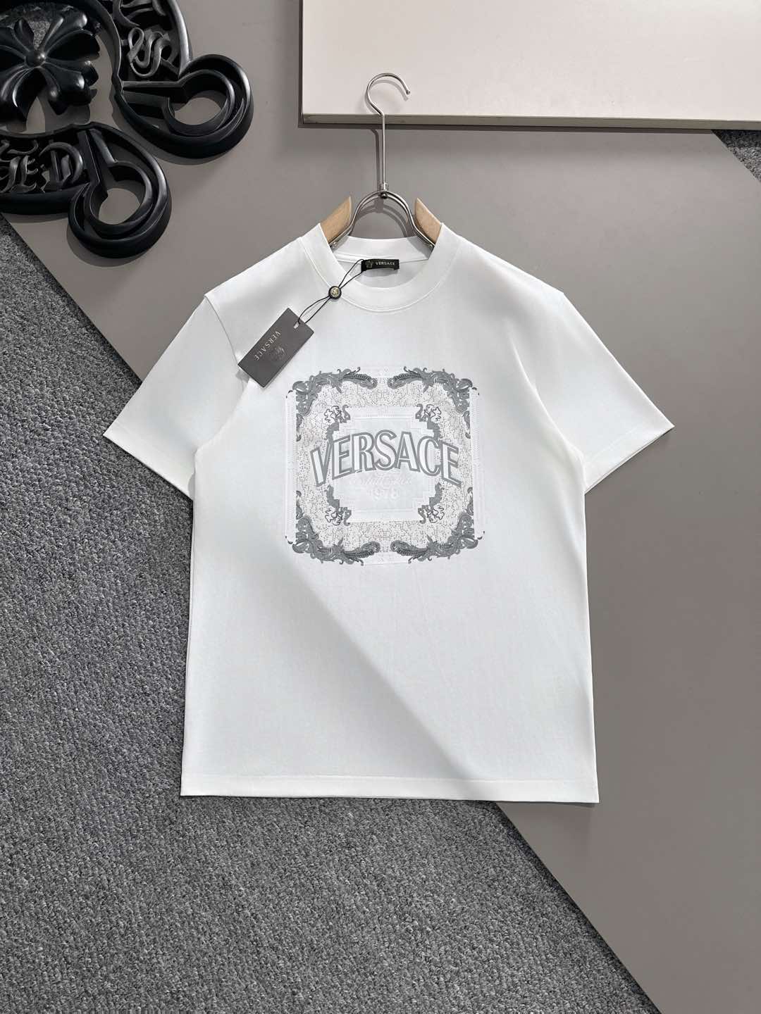 NO:127191,Versace Early Spring Latest short-sleeved T-shirt, original logo Customized fabric, soft feel, comfortable to wear, fine workmanship. The upper body effect is invincible and handsome, size S-2xl, versace, T-shirt, tees, t-shirt, alexander wang19860909范思哲 早春 最新款短袖T恤,原标 定制面料,手感柔软,穿着舒适,做工精细.上身效果无敌帅气, 码数 S-2xl,,versace,T-shirt,tees，t-shirt,alexander wang,Men's clothing