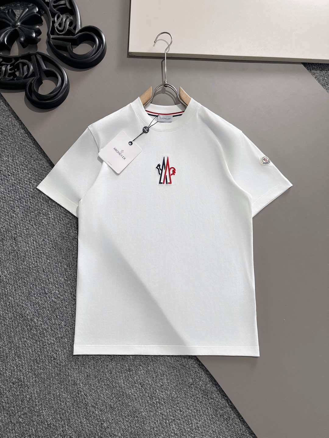 NO:127194,A new short-sleeved T-shirt for men and women in the same style as the masked mouth in the early spring!  Customized exclusive pure cotton fabric, customized original craft threads, and chest heavy-work letter logo craft design!  Simple and generous, calm and versatile, extremely high-end, perfectly integrated with fashion and style, a top fashionable style that perfectly suits the outside wear!  The overall feeling is natural!  The ultimate classic versatile short-sleeved T-shirt is designed with the latest three-dimensional letter logo pattern elements!  The ultimate perfection of heavy industry!  Fans who pursue high quality are please buy them by themselves, and all fans who know the goods are invited to appreciate this model together!  !  Size S-2XL S S S Shoulder Width 46 Bust 102 Clothes 66 Sleeve length 22 M Sleeve width 47 Bust 106 Clothes 67 Sleeve length 23 L Sleeve width 48 Bust 110 Clothes 68 Sleeve length 24 XL Sleeve width 49 Bust 114 Clothes 69 Sleeve length 25 2XL Sleeve width 50 Bust 116 Clothes 70 Sleeve length 26, Moncler, T-shirt,tees, t-shirt,alexander wang19860909蒙口 早春新款男女同款短袖T恤,！定制专属纯棉面料,定制原版工艺螺纹,胸前重工字母logo工艺设计！简约大方,从容百搭,档次极高,完美融入时尚还有风情感一款完美符合外穿的顶尖时髦气质款！整体给人浑然天成的感觉！极致经典的百搭型短袖T恤,采用最新的立体字母logo图案元素设计！极致的重工极致的完美！追求高品质的粉丝们请自行抢购,诚邀所有识货的粉丝一同鉴赏此款！！ 尺码S-2XL S码肩宽46 胸围102 衣长66 袖长22 M码肩宽47 胸围106 衣长67 袖长23 L码肩宽48 胸围110 衣长68 袖长24 XL码肩宽49 胸围114 衣长69 袖长25 2XL码肩宽50 胸围116 衣长70 袖长26,,Moncler,T-shirt,tees，t-shirt,alexander wang,Men's clothing