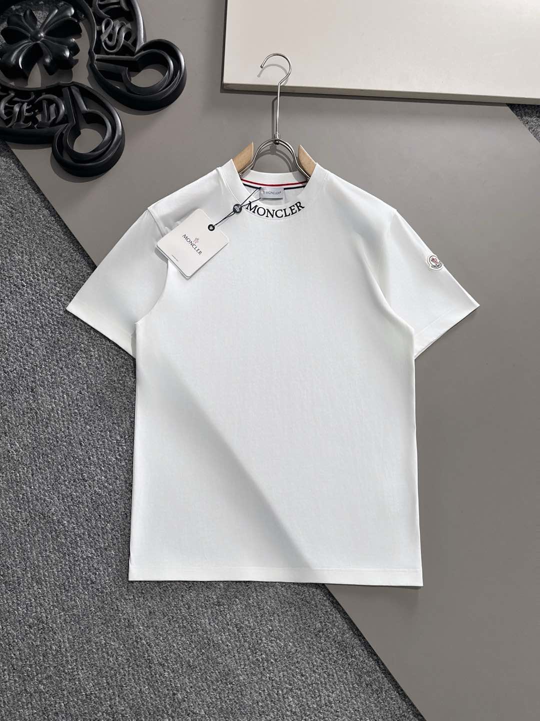 NO:127197,The latest short-sleeved T-shirt, original logo, customized fabric, soft feel, comfortable to wear, fine workmanship. The upper body effect is invincible and handsome, size S-2xl, Moncler, T-shirt,tees, t-shirt,alexander wang19860909蒙口 早春 最新款短袖T恤,原标 定制面料,手感柔软,穿着舒适,做工精细.上身效果无敌帅气, 码数 S-2xl,,Moncler,T-shirt,tees，t-shirt,alexander wang,Men's clothing