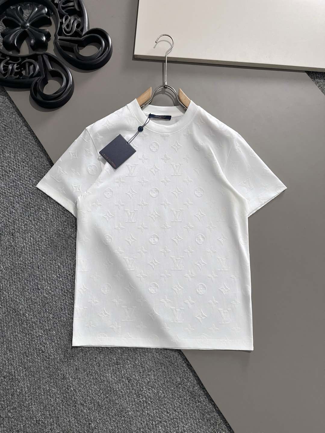 NO:127203,LV Early Spring Latest short-sleeved T-shirt, original logo Customized fabric, soft feel, comfortable to wear, fine workmanship. The upper body effect is invincible and handsome, size S-2xl,,louis vuitton,T-shirt,tees,t-shirt,alexander wang19860909LV 早春 最新款短袖T恤,原标 定制面料,手感柔软,穿着舒适,做工精细.上身效果无敌帅气, 码数 S-2xl,,louis vuitton,T-shirt,tees，t-shirt,alexander wang,Men's clothing