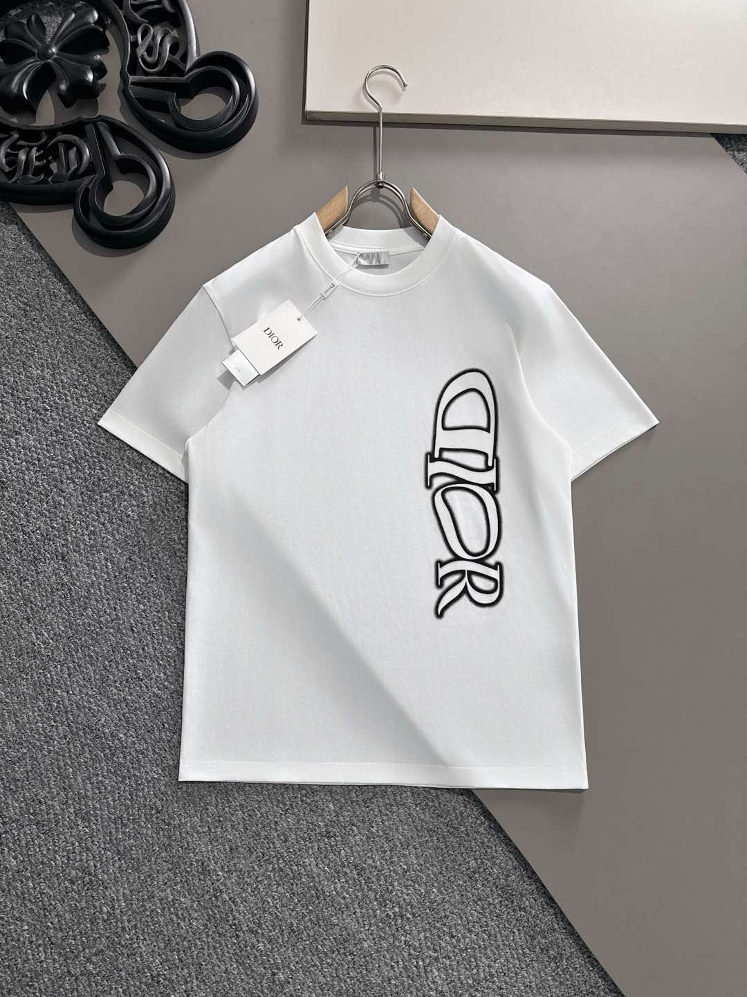 NO:127184,Dior Early Spring Latest short-sleeved T-shirt, original logo, customized fabric, soft feel, comfortable to wear, fine workmanship. The upper body effect is invincible and handsome, size S-2xl,,dior,T-shirt,tees,t-shirt,alexander wang19860909迪奥 早春 最新款短袖T恤,原标 定制面料,手感柔软,穿着舒适,做工精细.上身效果无敌帅气, 码数 S-2xl,,dior,T-shirt,tees，t-shirt,alexander wang,Men's clothing