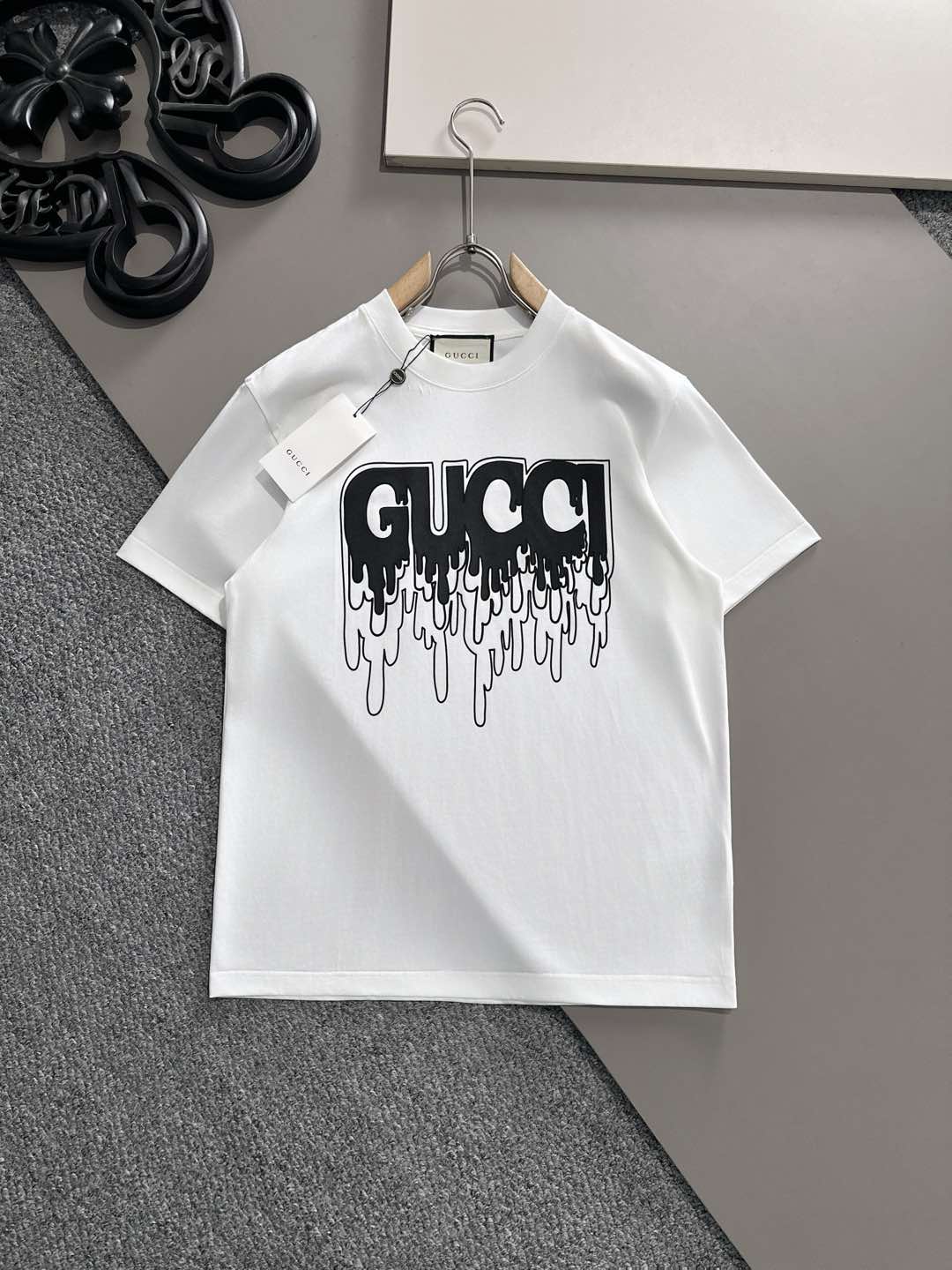 NO:127183,Guqi, the new short-sleeved T-shirt for men and women in the early spring,!  Customized exclusive pure cotton fabric, customized original craft threads, and chest heavy-work letter logo craft design!  Simple and generous, calm and versatile, extremely high-end, perfectly integrated with fashion and style, a top fashionable style that perfectly suits the outside wear!  The overall feeling is natural!  The ultimate classic versatile short-sleeved T-shirt is designed with the latest three-dimensional letter logo pattern elements!  The ultimate perfection of heavy industry!  Fans who pursue high quality are please buy them by themselves, and all fans who know the goods are invited to appreciate this model together!  !  Size S-2XL S S S Shoulder Width 46 Bust 102 Clothes 66 Sleeve length 22 M Sleeve width 47 Bust 106 Clothes 67 Sleeve length 23 L Sleeve width 48 Bust 110 Clothes 68 Sleeve length 24 XL Sleeve width 49 Bust 114 Clothes 69 Sleeve length 25 2XL Sleeve width 50 Bust 116 Clothes 70 Sleeve length 26,,T-shirt,tees,t-shirt,alexander wang19860909古奇 早春新款男女同款短袖T恤,！定制专属纯棉面料,定制原版工艺螺纹,胸前重工字母logo工艺设计！简约大方,从容百搭,档次极高,完美融入时尚还有风情感一款完美符合外穿的顶尖时髦气质款！整体给人浑然天成的感觉！极致经典的百搭型短袖T恤,采用最新的立体字母logo图案元素设计！极致的重工极致的完美！追求高品质的粉丝们请自行抢购,诚邀所有识货的粉丝一同鉴赏此款！！ 尺码S-2XL S码肩宽46 胸围102 衣长66 袖长22 M码肩宽47 胸围106 衣长67 袖长23 L码肩宽48 胸围110 衣长68 袖长24 XL码肩宽49 胸围114 衣长69 袖长25 2XL码肩宽50 胸围116 衣长70 袖长26,,T-shirt,tees，t-shirt,alexander wang,Men's clothing