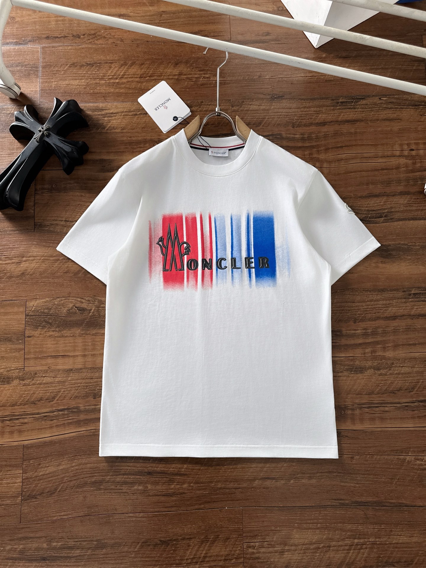 NO:476050,The latest short-sleeved T-shirt in spring and summer 2025, original custom fabric, soft feel, comfortable to wear, fine workmanship. The upper body effect is invincible and handsome, size S-2xl, Moncler, T-shirt,tees, t-shirt,alexander wang19860909蒙口 2025春夏 最新款短袖T恤,原标 定制面料,手感柔软,穿着舒适,做工精细.上身效果无敌帅气, 码数 S-2xl,,Moncler,T-shirt,tees，t-shirt,alexander wang,Men's clothing