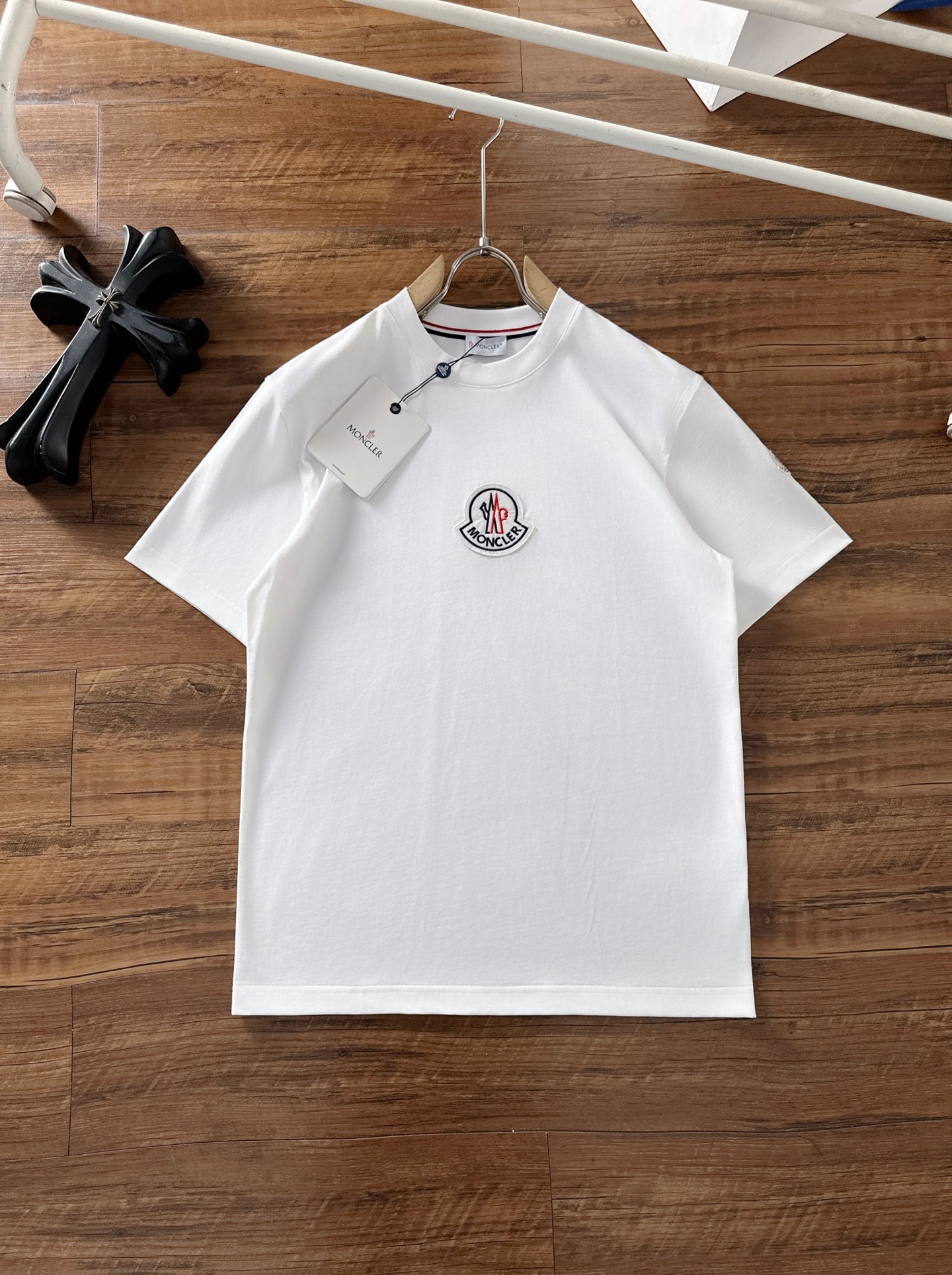 NO:476020,The 2025 spring and summer new short-sleeved T-shirt for men and women,!  Customized exclusive pure cotton fabric, customized original craft threads, and chest heavy-work letter logo craft design!  Simple and generous, calm and versatile, extremely high-end, perfectly integrated with fashion and style, a top fashionable style that perfectly suits the outside wear!  The overall feeling is natural!  The ultimate classic versatile short-sleeved T-shirt is designed with the latest three-dimensional letter logo pattern elements!  The ultimate perfection of heavy industry!  Fans who pursue high quality are please buy them by themselves, and all fans who know the goods are invited to appreciate this model together!  !  Size S-2XL S S S Shoulder Width 46 Bust 102 Clothes 66 Sleeve length 22 M Sleeve width 47 Bust 106 Clothes 67 Sleeve length 23 L Sleeve width 48 Bust 110 Clothes 68 Sleeve length 24 XL Sleeve width 49 Bust 114 Clothes 69 Sleeve length 25 2XL Sleeve width 50 Bust 116 Clothes 70 Sleeve length 26, Moncler, T-shirt,tees, t-shirt,alexander wang19860909蒙口 2025春夏新款男女同款短袖T恤,！定制专属纯棉面料,定制原版工艺螺纹,胸前重工字母logo工艺设计！简约大方,从容百搭,档次极高,完美融入时尚还有风情感一款完美符合外穿的顶尖时髦气质款！整体给人浑然天成的感觉！极致经典的百搭型短袖T恤,采用最新的立体字母logo图案元素设计！极致的重工极致的完美！追求高品质的粉丝们请自行抢购,诚邀所有识货的粉丝一同鉴赏此款！！ 尺码S-2XL S码肩宽46 胸围102 衣长66 袖长22 M码肩宽47 胸围106 衣长67 袖长23 L码肩宽48 胸围110 衣长68 袖长24 XL码肩宽49 胸围114 衣长69 袖长25 2XL码肩宽50 胸围116 衣长70 袖长26,,Moncler,T-shirt,tees，t-shirt,alexander wang,Men's clothing