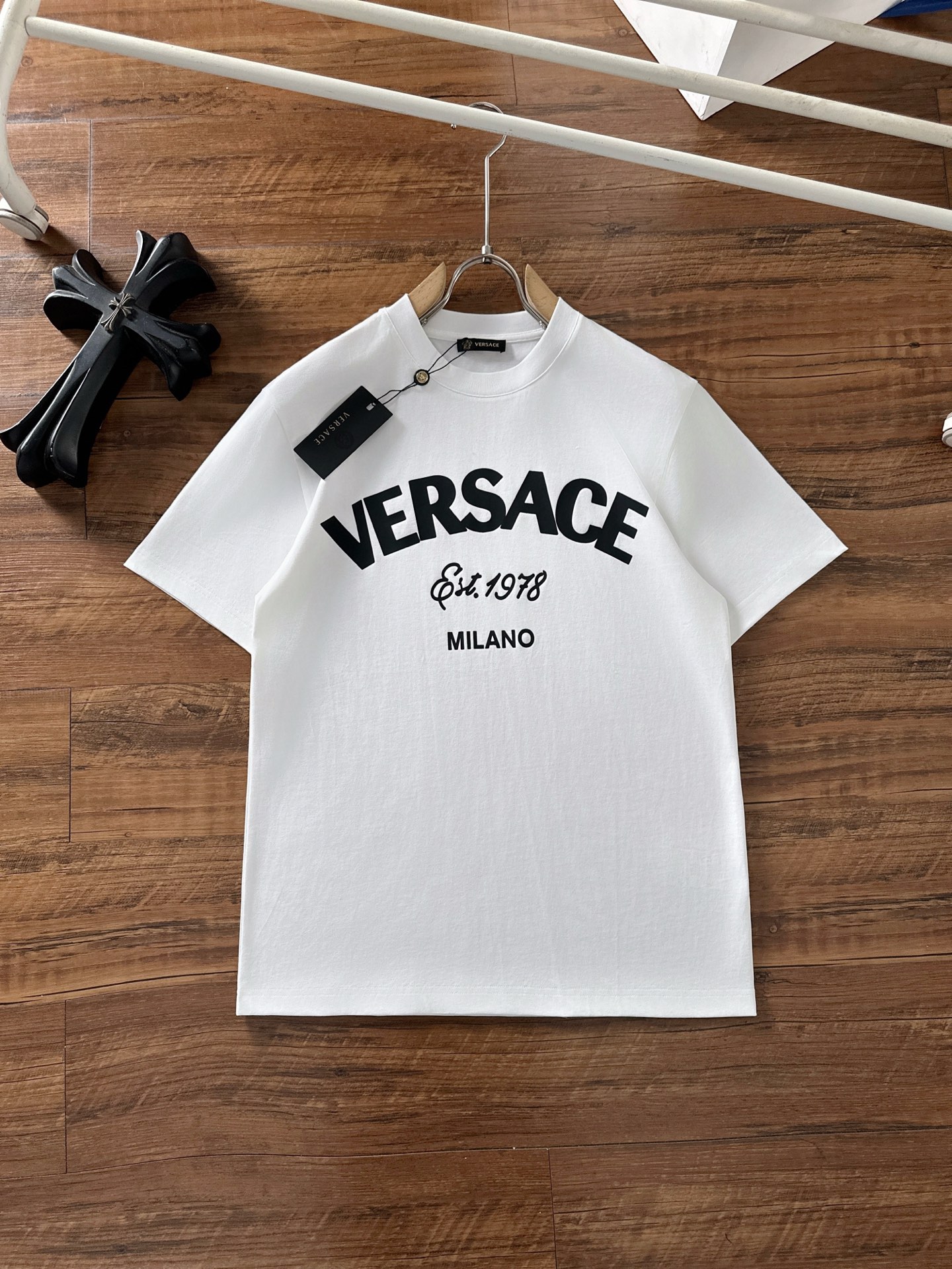 NO:476033,Versace 2025 spring and summer new short-sleeved T-shirt for men and women,!  Customized exclusive pure cotton fabric, customized original craft threads, and chest heavy-work letter logo craft design!  Simple and generous, calm and versatile, extremely high-end, perfectly integrated with fashion and style, a top fashionable style that perfectly suits the outside wear!  The overall feeling is natural!  The ultimate classic versatile short-sleeved T-shirt is designed with the latest three-dimensional letter logo pattern elements!  The ultimate perfection of heavy industry!  Fans who pursue high quality are please buy them by themselves, and all fans who know the goods are invited to appreciate this model together!  !  Size S-2XL S S S Shoulder Width 46 Bust 102 Clothes 66 Sleeve length 22 M Sleeve width 47 Bust 106 Clothes 67 Sleeve length 23 L Sleeve width 48 Bust 110 Clothes 68 Sleeve length 24 XL Sleeve width 49 Bust 114 Clothes 69 Sleeve length 25 2XL Sleeve width 50 Bust 116 Clothes 70 Sleeve length 26, versace, T-shirt,tees, t-shirt,alexander wang19860909范思哲 2025春夏新款男女同款短袖T恤,！定制专属纯棉面料,定制原版工艺螺纹,胸前重工字母logo工艺设计！简约大方,从容百搭,档次极高,完美融入时尚还有风情感一款完美符合外穿的顶尖时髦气质款！整体给人浑然天成的感觉！极致经典的百搭型短袖T恤,采用最新的立体字母logo图案元素设计！极致的重工极致的完美！追求高品质的粉丝们请自行抢购,诚邀所有识货的粉丝一同鉴赏此款！！ 尺码S-2XL S码肩宽46 胸围102 衣长66 袖长22 M码肩宽47 胸围106 衣长67 袖长23 L码肩宽48 胸围110 衣长68 袖长24 XL码肩宽49 胸围114 衣长69 袖长25 2XL码肩宽50 胸围116 衣长70 袖长26,,versace,T-shirt,tees，t-shirt,alexander wang,Men's clothing