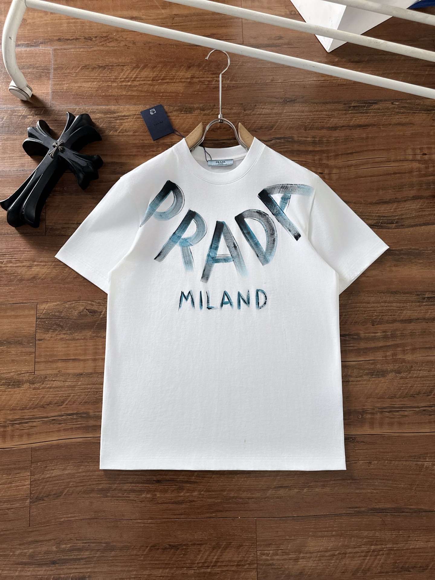 NO:476039,Prada 2025ss Spring and Summer New Cotton Round Neck Short Sleeve T-shirt Hand-painted Graffiti craftsmanship on chest Top mercerized cotton fabric customization Standard version S M L XL XXL,,prada,T-shirt,tees,t-shirt,alexander wang19860909普拉达 2025ss春夏新款棉质圆领短袖T恤 胸前手绘涂鸦工艺 顶级丝光棉面料定制 标准版型 码数S M L XL XXL,,prada,T-shirt,tees，t-shirt,alexander wang,Men's clothing