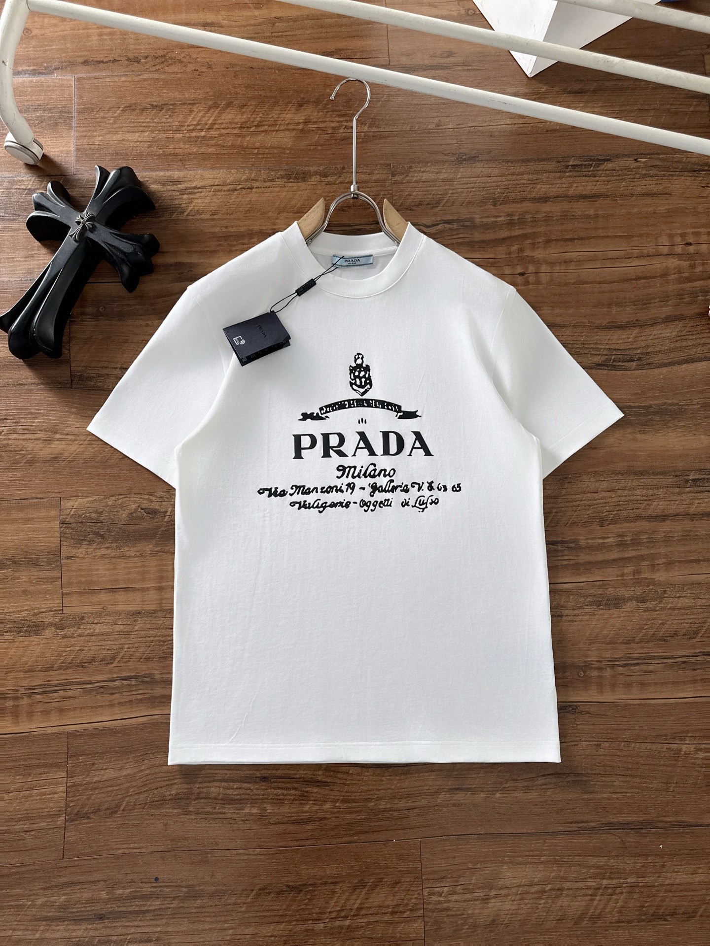 NO:476045,Prada Spring and Summer 2025 Latest short-sleeved T-shirt, original logo Customized fabric, soft feel, comfortable to wear, fine workmanship. The upper body effect is invincible and handsome, size S-2xl,,prada,T-shirt,tees,t-shirt,alexander wang19860909普拉达 2025春夏 最新款短袖T恤,原标 定制面料,手感柔软,穿着舒适,做工精细.上身效果无敌帅气, 码数 S-2xl,,prada,T-shirt,tees，t-shirt,alexander wang,Men's clothing