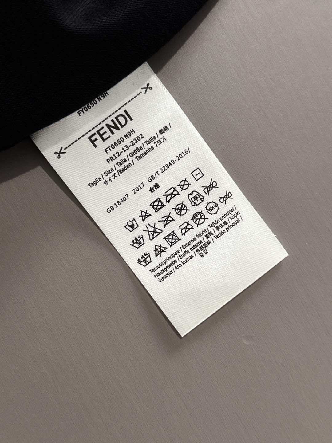 芬迪 2025春夏新款男女同款👫短袖T恤,!定制专属纯棉面料,定制原版工艺螺纹,胸前重工字母logo工