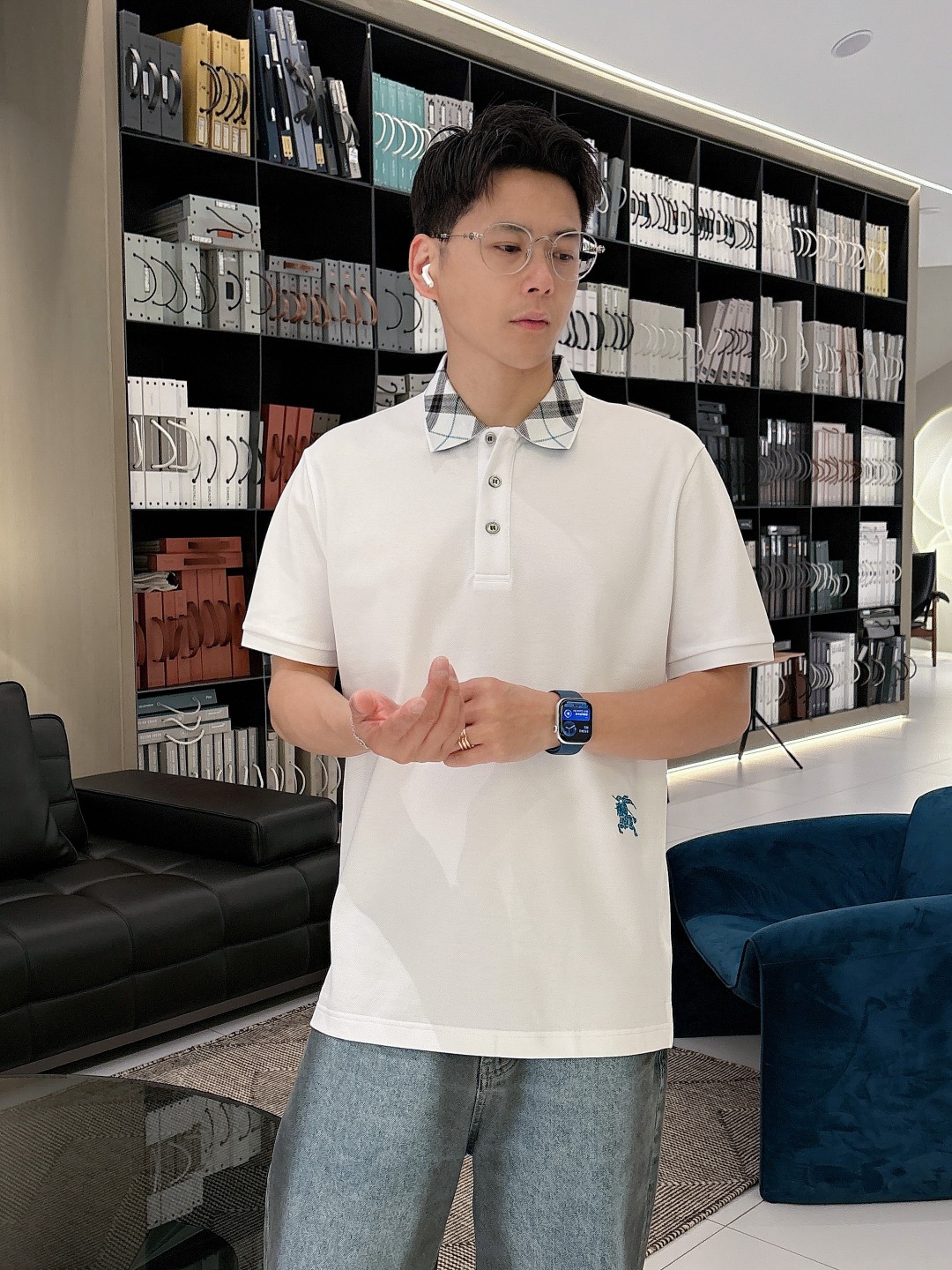 NO:493214,Burberry ss summer new logo men's lapel Polo shirt!  Classic business men's style, high-end men's style at the ceiling level of business men's style!  Simple, fashionable and elegant, single-wearing inner wear is decent, quality control/detail control takes away, low-key, luxurious and connotative!  Customer-supplied fixed mesh flooring cotton cloth is carefully made, the surface of the fabric is evenly arranged and neatly arranged, with excellent breathability and heat dissipation and sweat resistance, and the comfort level of the upper body is completely better than that of ordinary single-sided sweat cloth tissue!  The classic brand LOGO logo on the chest is created with top-level craftsmanship. The LOGO has three-dimensional, clear and full texture, and is an extraordinary product in the classic field whether it is inner wear or single wear!  The exquisite cutting process, the processing of every detail is very standard and delicate, and it is comparable to that of ordinary LOW products on the market. Men must enter the basic versatile Polo shirts!  Size M-3XL Data reference M: bust 104cm-shoulder width 45cm-length 69cm-sleeve length 21cm L: bust 108cm-shoulder width 46cm-length 70cm-sleeve length 22cm XL: bust 112cm-shoulder width 47cm-length 71cm-sleeve length 23cm XXL: bust 116cm-shoulder width 48cm-sleeve length 72cm-sleeve length 24cm 3XL: bust 120cm-shoulder width 49cm-sleeve length 73cm-sleeve length 24cm, burberry, alexander wang19860909巴宝莉 ss夏季新款 logo男士翻领Polo衫！经典商务男款,高端男装的天花板级别的商务男款！简约时尚大气不失优雅,单穿内搭体面过人,品质控/细节控的闭眼带走,低调又奢华有内涵！ 客供定织网眼珠地棉布精心制成,面料表面排列均匀整齐的网眼纹理,透气性和散热排汗性极佳,上身舒适程度完全优于普通单面汗布组织！胸前经典的品牌LOGO标识,采用顶级工艺打造,LOGO立体清晰饱满,质感非凡的特质,无论是内搭还是单穿都是一款经典领域的产品！精妙绝伦的裁剪工艺,每一个细节处理的非常标准细腻,非市面一般LOW货可以媲美的,男士必入基础百搭款Polo衫推荐！ 尺码M-3XL 数据参考 M码:胸围104cm-肩宽45cm-衣长69cm-袖长21cm L码:胸围108cm-肩宽46cm-衣长70cm-袖长22cm XL码:胸围112cm-肩宽47cm-衣长71cm-袖长23cm XXL码:胸围116cm-肩宽48cm-衣长72cm-袖长24cm 3XL码:胸围120cm-肩宽49cm-衣长73cm-袖长24cm,,burberry,alexander wang,Men's clothing