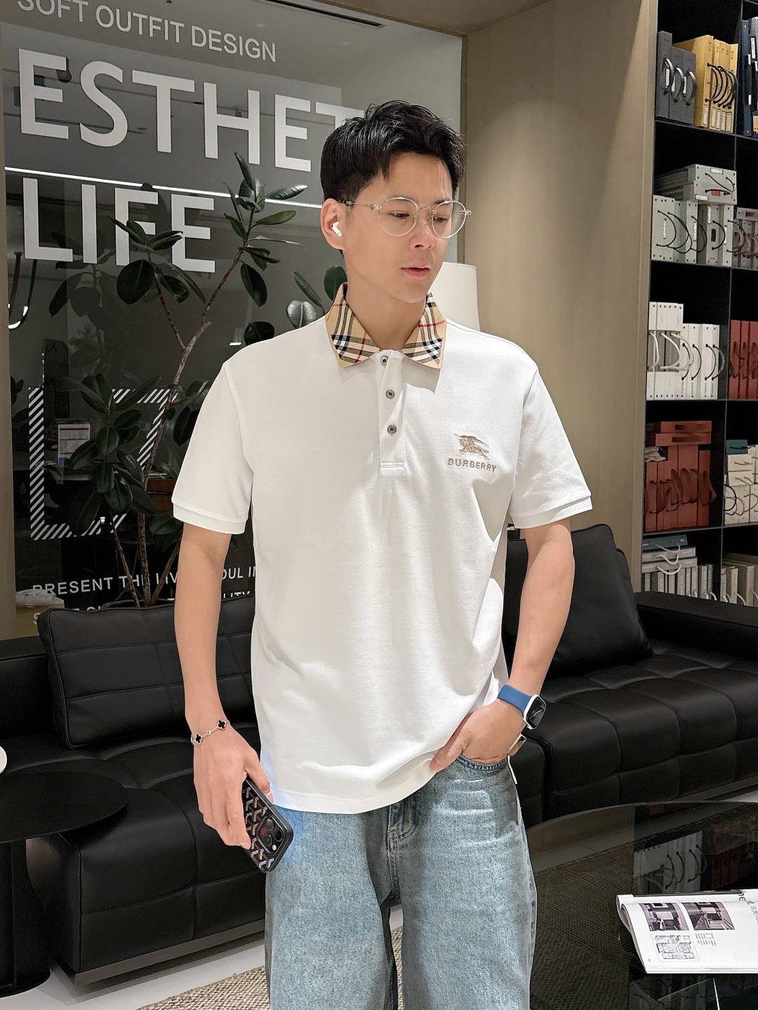 NO:493231,Burberry ss summer new logo men's lapel Polo shirt!  Classic business men's style, high-end men's style at the ceiling level of business men's style!  Simple, fashionable and elegant, single-wearing inner wear is decent, quality control/detail control takes away, low-key, luxurious and connotative!  Customer-supplied fixed mesh flooring cotton cloth is carefully made, the surface of the fabric is evenly arranged and neatly arranged, with excellent breathability and heat dissipation and sweat resistance, and the comfort level of the upper body is completely better than that of ordinary single-sided sweat cloth tissue!  The classic brand LOGO logo on the chest is created with top-level craftsmanship. The LOGO has three-dimensional, clear and full texture, and is an extraordinary product in the classic field whether it is inner wear or single wear!  The exquisite cutting process, the processing of every detail is very standard and delicate, and it is comparable to that of ordinary LOW products on the market. Men must enter the basic versatile Polo shirts!  Size M-3XL Data reference M: bust 104cm-shoulder width 45cm-length 69cm-sleeve length 21cm L: bust 108cm-shoulder width 46cm-length 70cm-sleeve length 22cm XL: bust 112cm-shoulder width 47cm-length 71cm-sleeve length 23cm XXL: bust 116cm-shoulder width 48cm-sleeve length 72cm-sleeve length 24cm 3XL: bust 120cm-shoulder width 49cm-sleeve length 73cm-sleeve length 24cm, burberry, alexander wang19860909巴宝莉 ss夏季新款 logo男士翻领Polo衫！经典商务男款,高端男装的天花板级别的商务男款！简约时尚大气不失优雅,单穿内搭体面过人,品质控/细节控的闭眼带走,低调又奢华有内涵！ 客供定织网眼珠地棉布精心制成,面料表面排列均匀整齐的网眼纹理,透气性和散热排汗性极佳,上身舒适程度完全优于普通单面汗布组织！胸前经典的品牌LOGO标识,采用顶级工艺打造,LOGO立体清晰饱满,质感非凡的特质,无论是内搭还是单穿都是一款经典领域的产品！精妙绝伦的裁剪工艺,每一个细节处理的非常标准细腻,非市面一般LOW货可以媲美的,男士必入基础百搭款Polo衫推荐！ 尺码M-3XL 数据参考 M码:胸围104cm-肩宽45cm-衣长69cm-袖长21cm L码:胸围108cm-肩宽46cm-衣长70cm-袖长22cm XL码:胸围112cm-肩宽47cm-衣长71cm-袖长23cm XXL码:胸围116cm-肩宽48cm-衣长72cm-袖长24cm 3XL码:胸围120cm-肩宽49cm-衣长73cm-袖长24cm,,burberry,alexander wang,Men's clothing