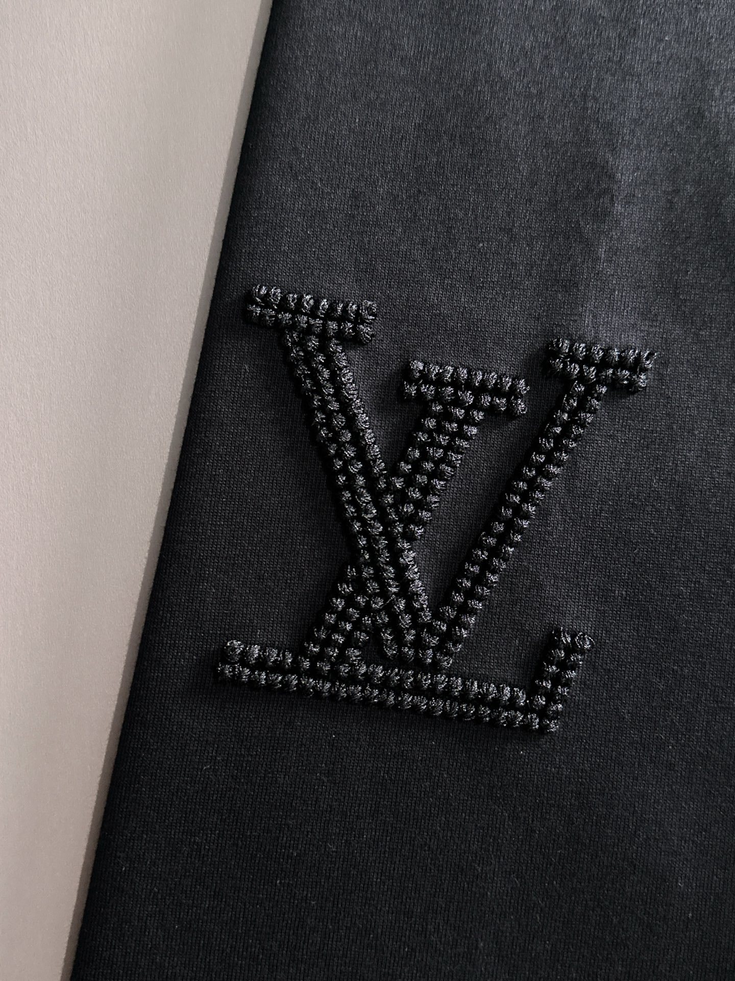 LV 2025春夏新款男女同款👫短袖T恤,!定制专属纯棉面料,定制原版工艺螺纹,胸前重工字母logo工