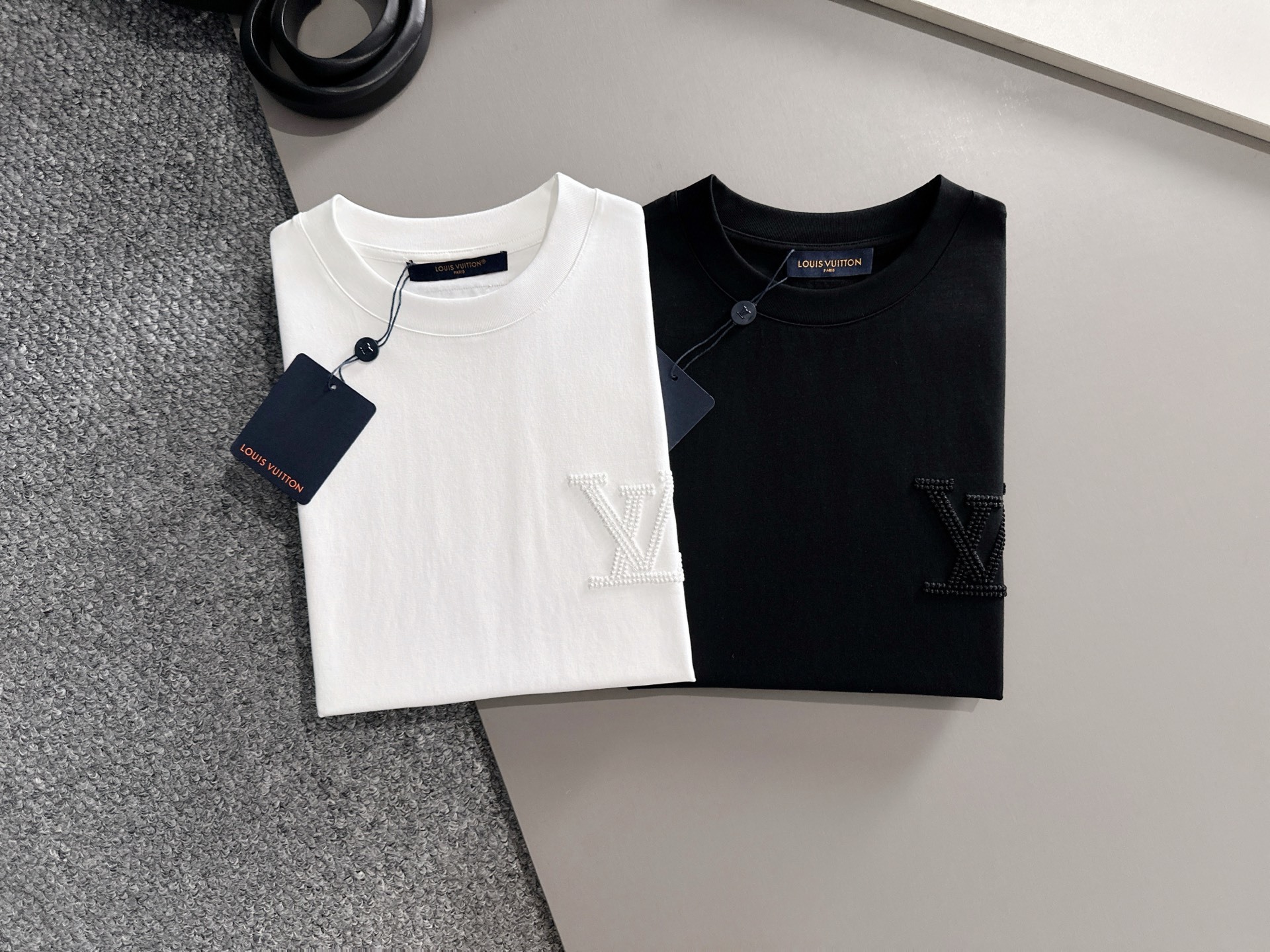 LV 2025春夏新款男女同款👫短袖T恤,!定制专属纯棉面料,定制原版工艺螺纹,胸前重工字母logo工