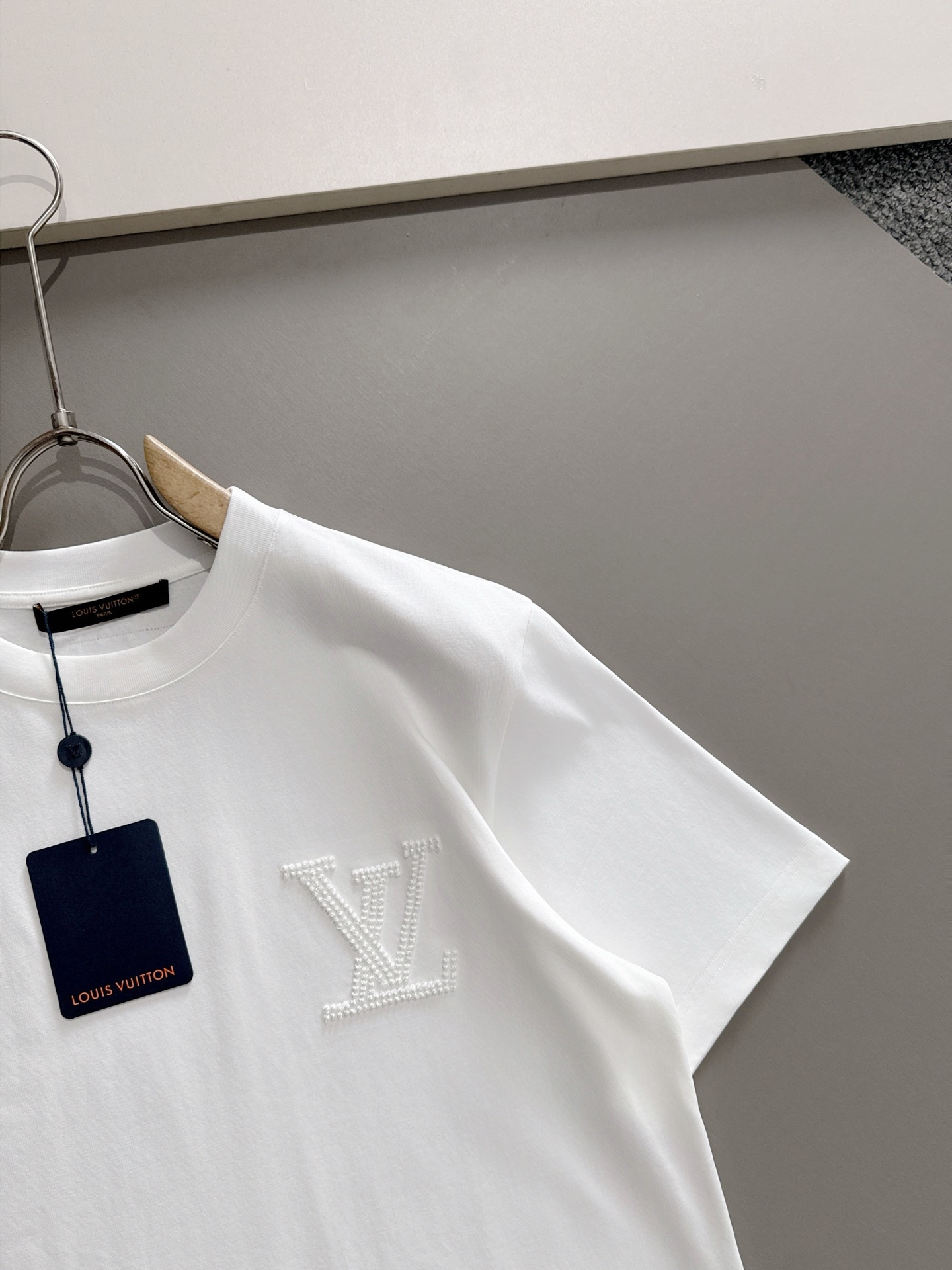 LV 2025春夏新款男女同款👫短袖T恤,!定制专属纯棉面料,定制原版工艺螺纹,胸前重工字母logo工