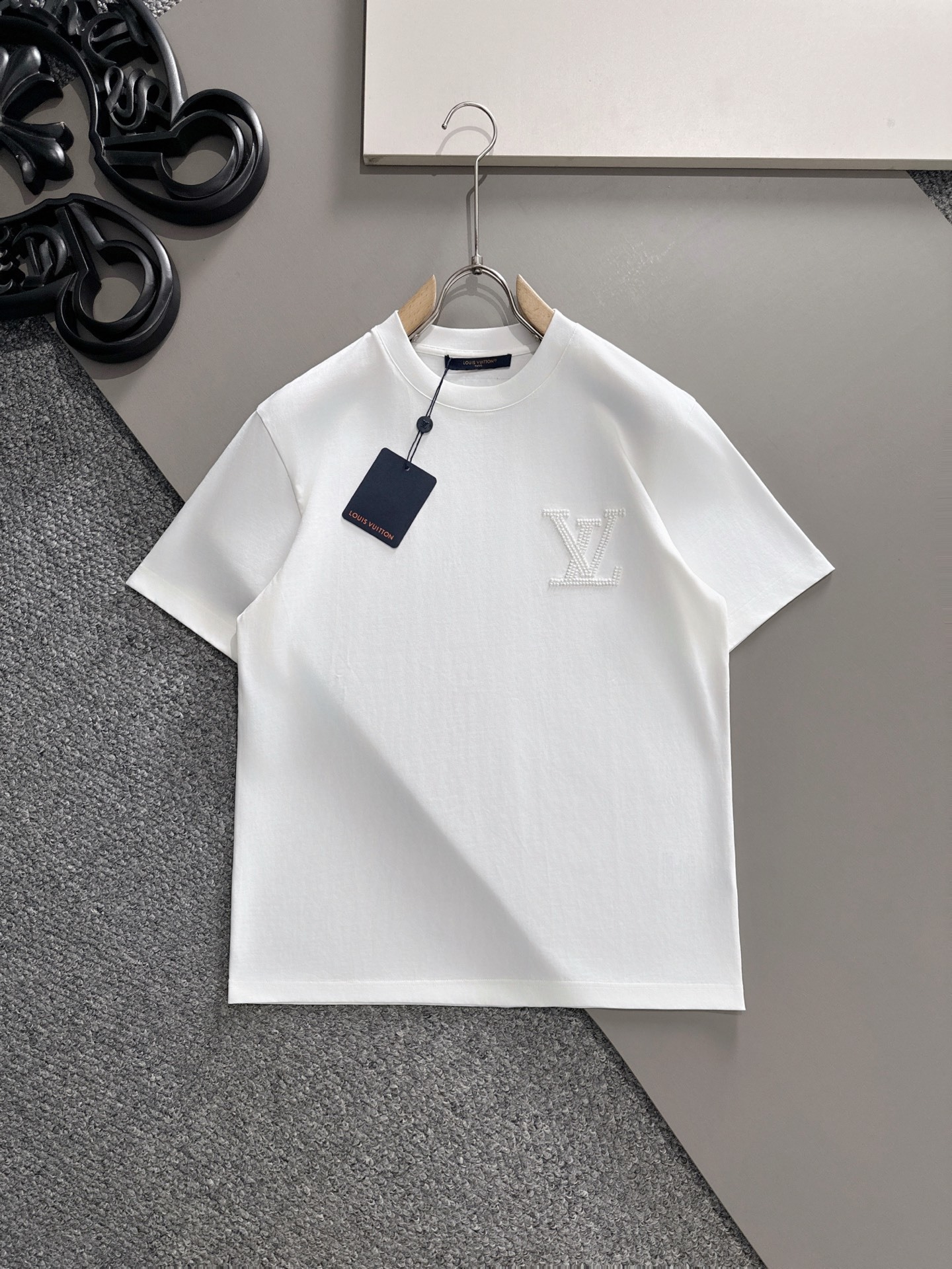 LV 2025春夏新款男女同款👫短袖T恤,!定制专属纯棉面料,定制原版工艺螺纹,胸前重工字母logo工