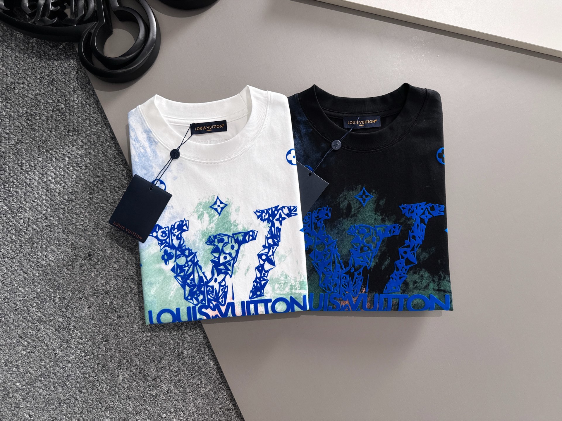 LV 2025春夏新款男女同款👫短袖T恤,!定制专属纯棉面料,定制原版工艺螺纹,胸前重工字母logo工