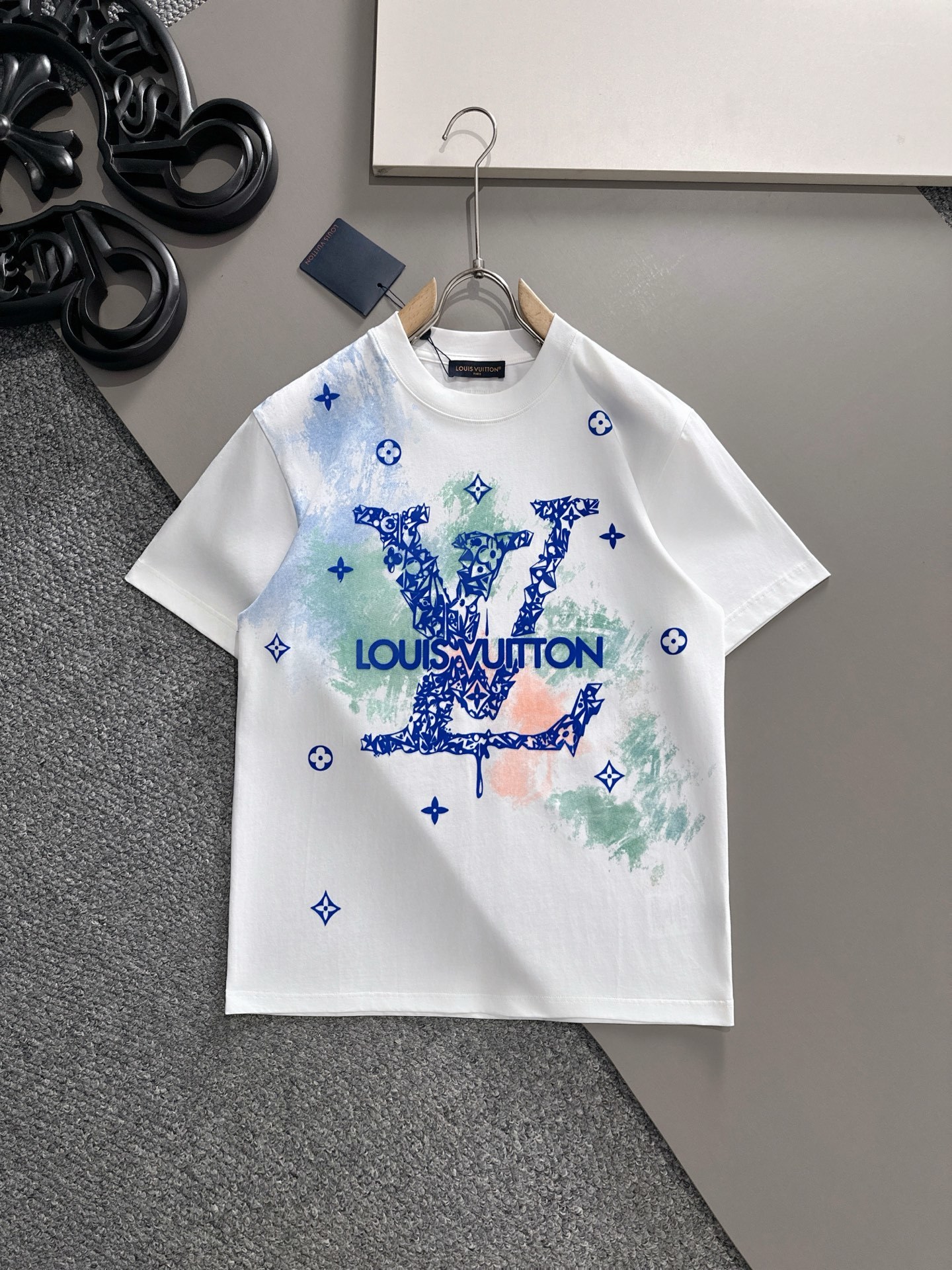 LV 2025春夏新款男女同款👫短袖T恤,!定制专属纯棉面料,定制原版工艺螺纹,胸前重工字母logo工