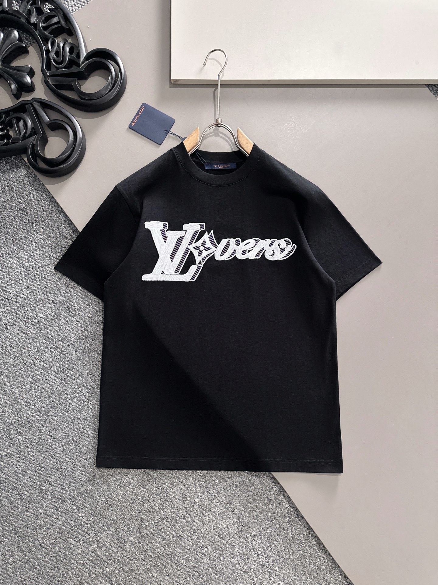 LV 2025春夏新款男女同款👫短袖T恤,!定制专属纯棉面料,定制原版工艺螺纹,胸前重工字母logo工