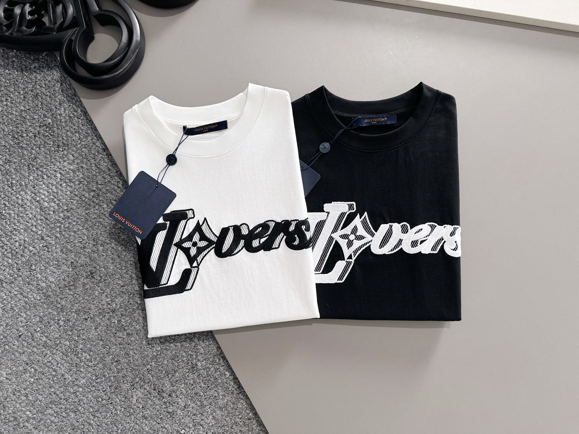 LV 2025春夏新款男女同款👫短袖T恤,!定制专属纯棉面料,定制原版工艺螺纹,胸前重工字母logo工