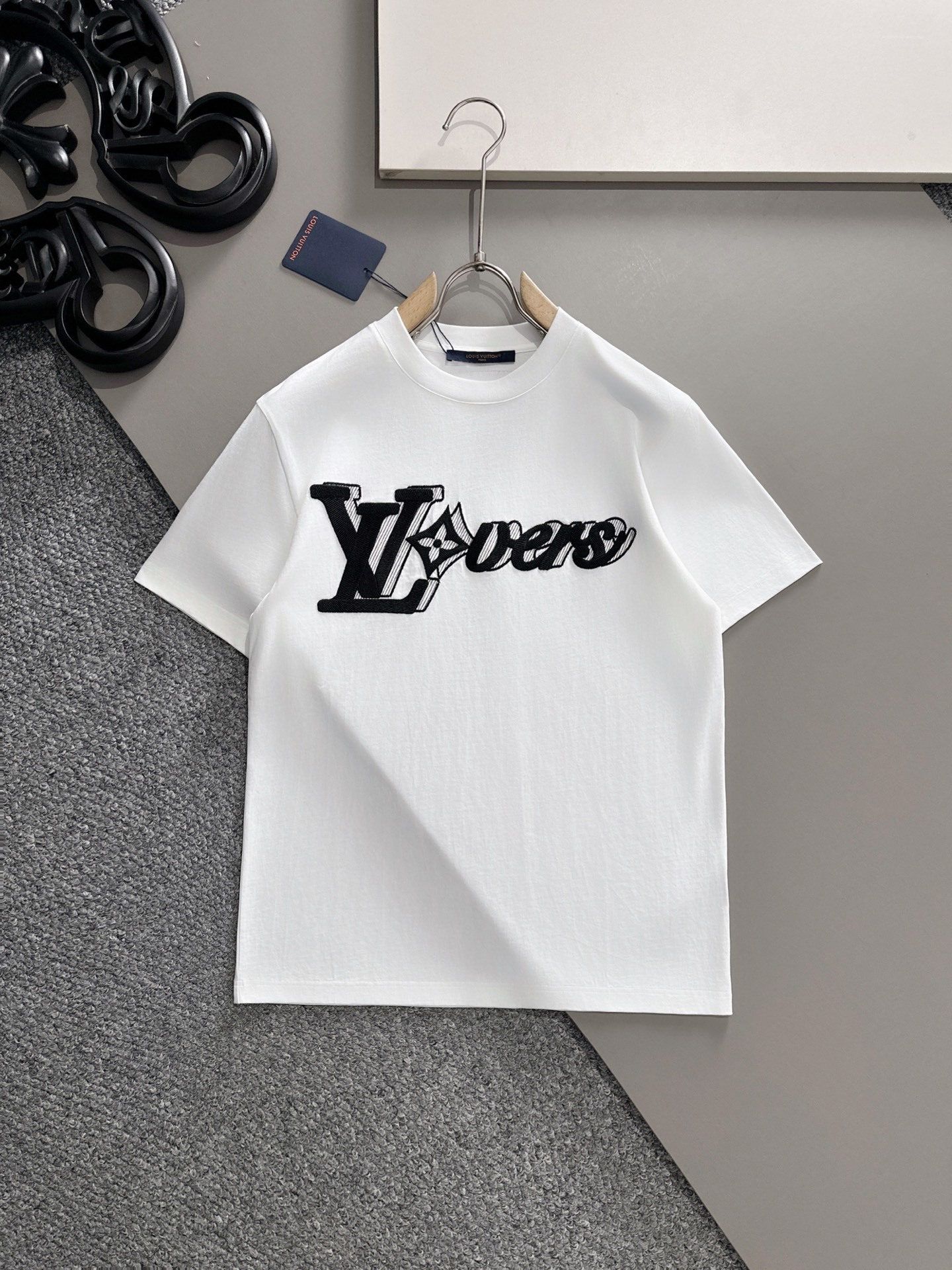 LV 2025春夏新款男女同款👫短袖T恤,!定制专属纯棉面料,定制原版工艺螺纹,胸前重工字母logo工