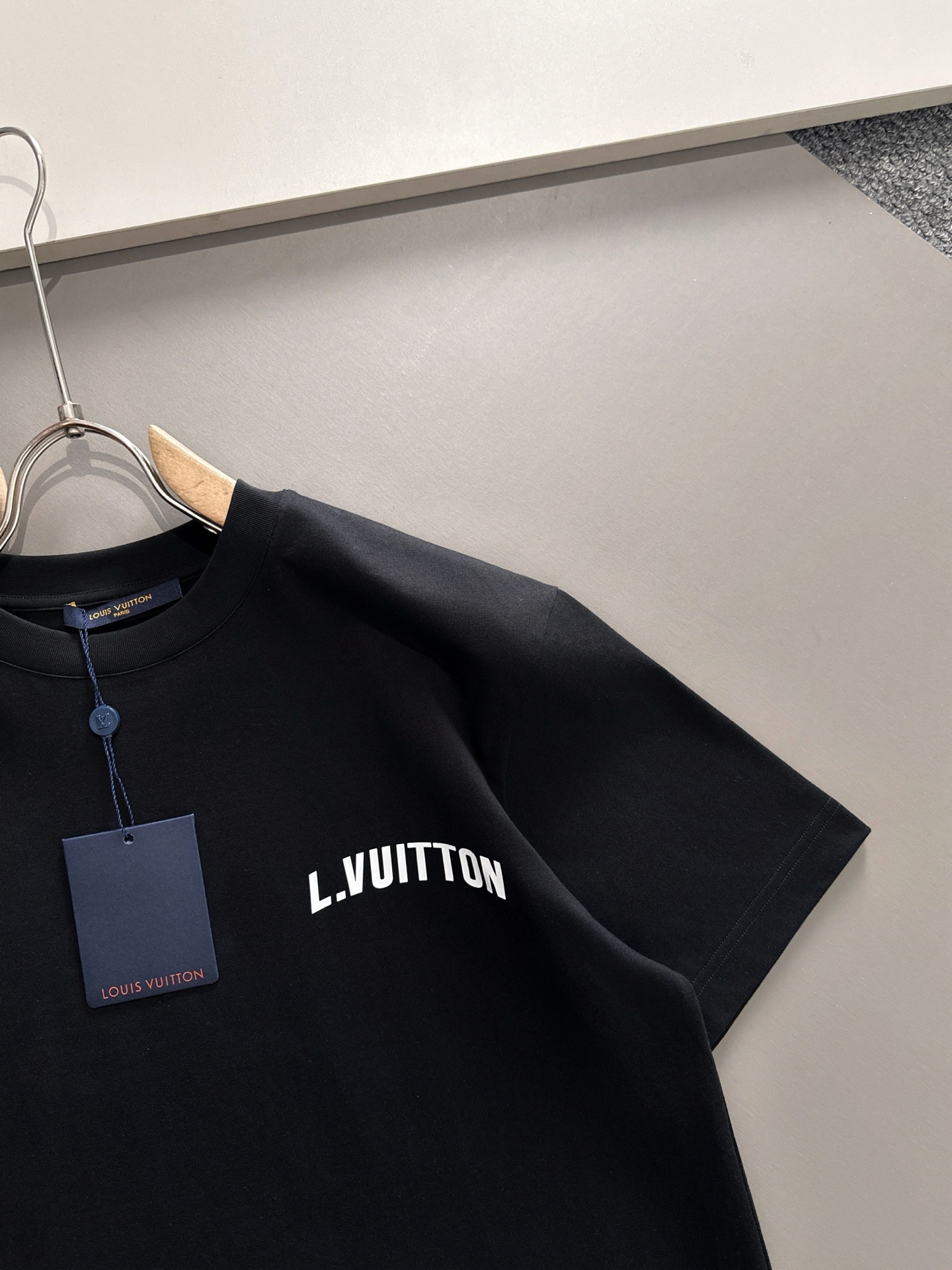 LV 2025春夏新款男女同款👫短袖T恤,!定制专属纯棉面料,定制原版工艺螺纹,胸前重工字母logo工