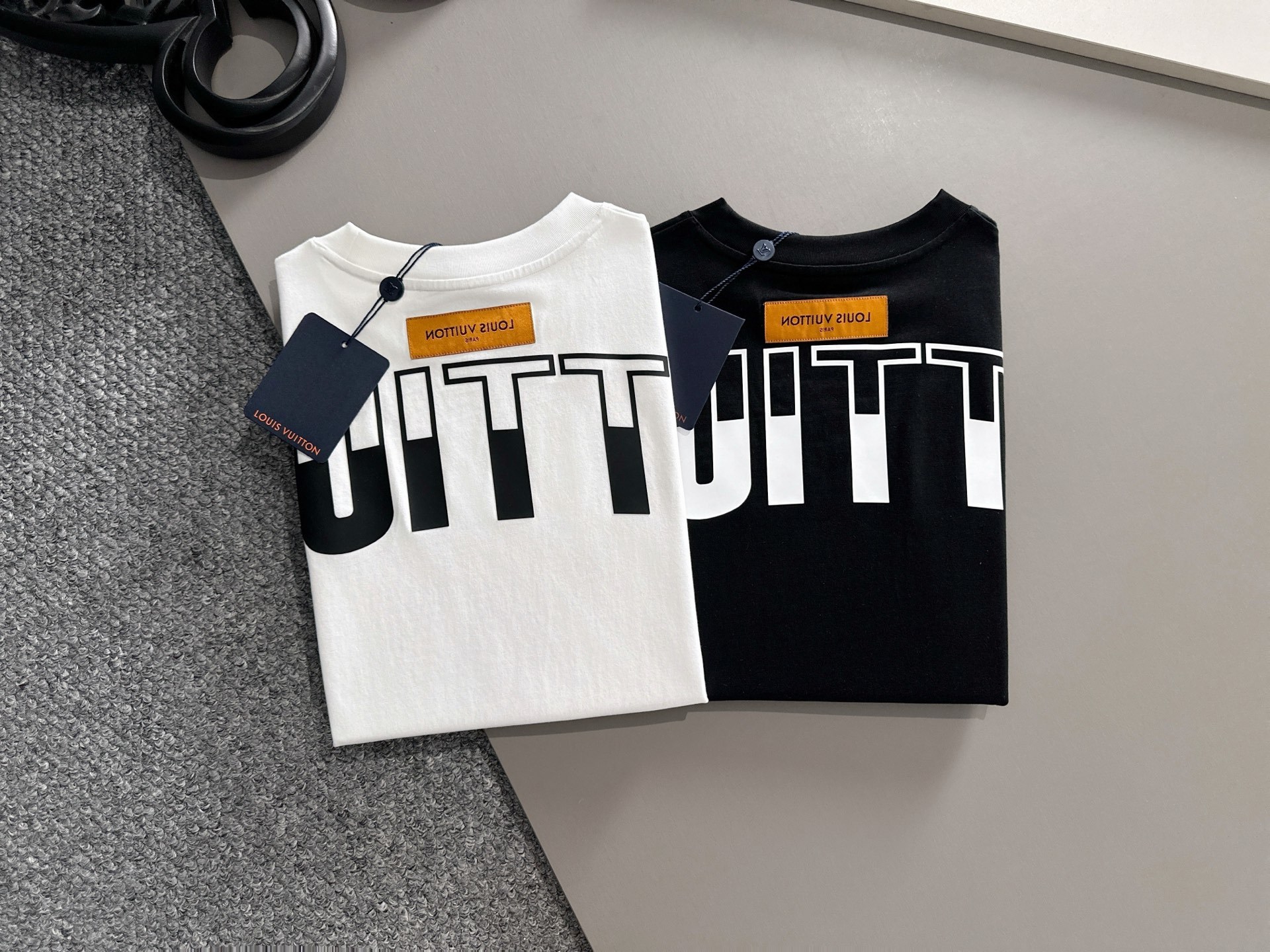 LV 2025春夏新款男女同款👫短袖T恤,!定制专属纯棉面料,定制原版工艺螺纹,胸前重工字母logo工