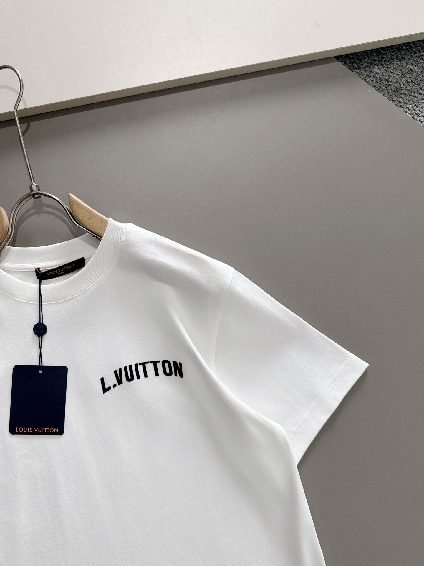 LV 2025春夏新款男女同款👫短袖T恤,!定制专属纯棉面料,定制原版工艺螺纹,胸前重工字母logo工