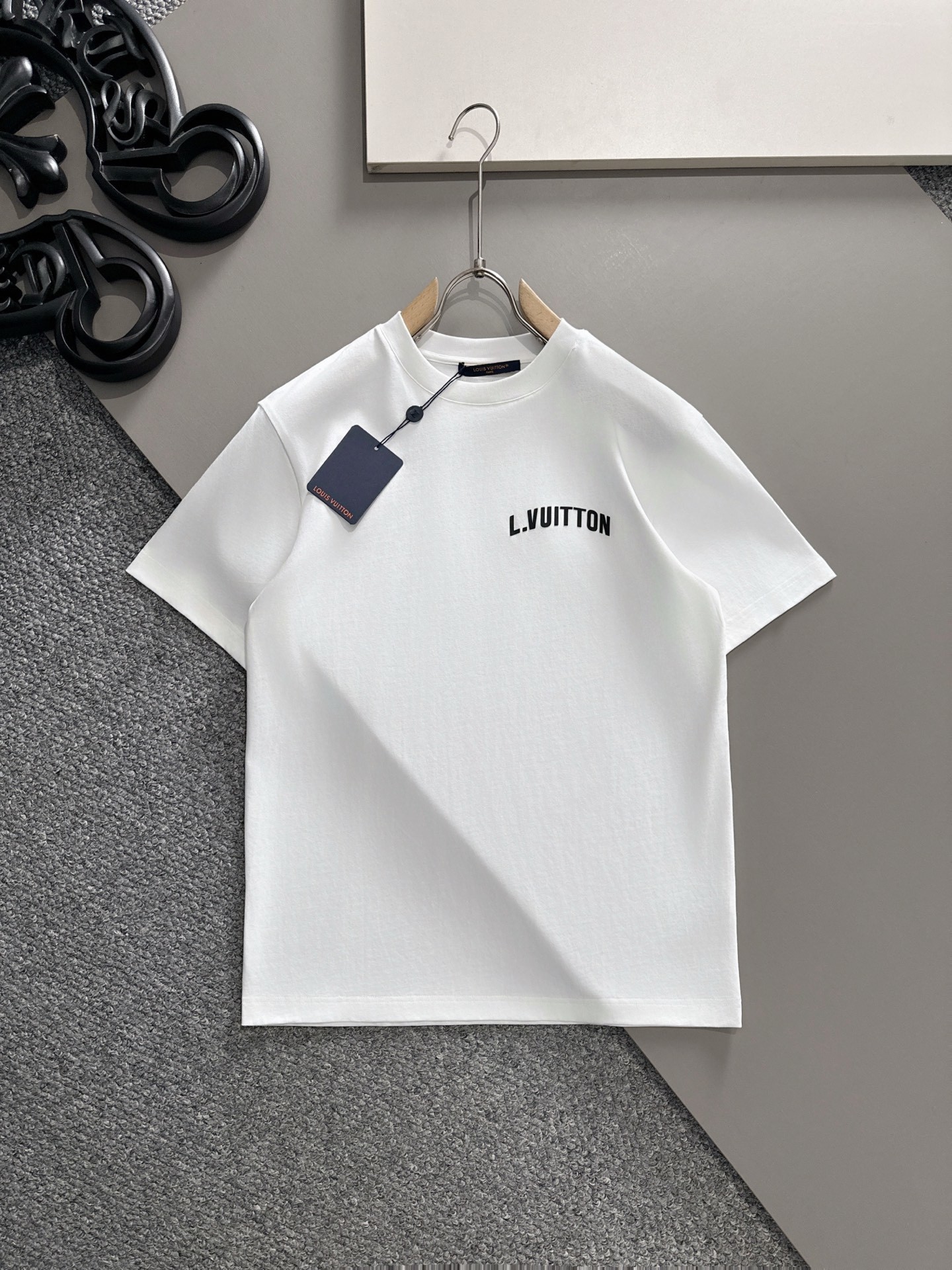 LV 2025春夏新款男女同款👫短袖T恤,!定制专属纯棉面料,定制原版工艺螺纹,胸前重工字母logo工