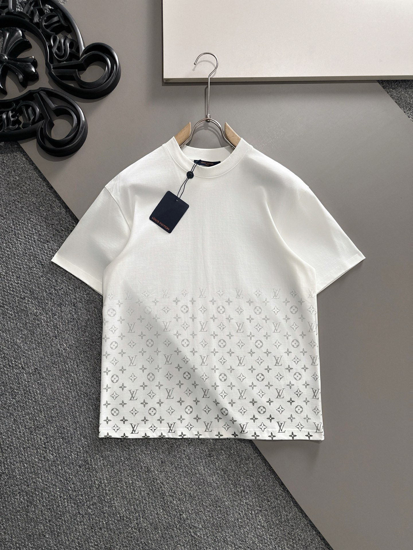 LV   2025春夏新款首发专柜最新款短袖圆领T恤 高端订制 设...