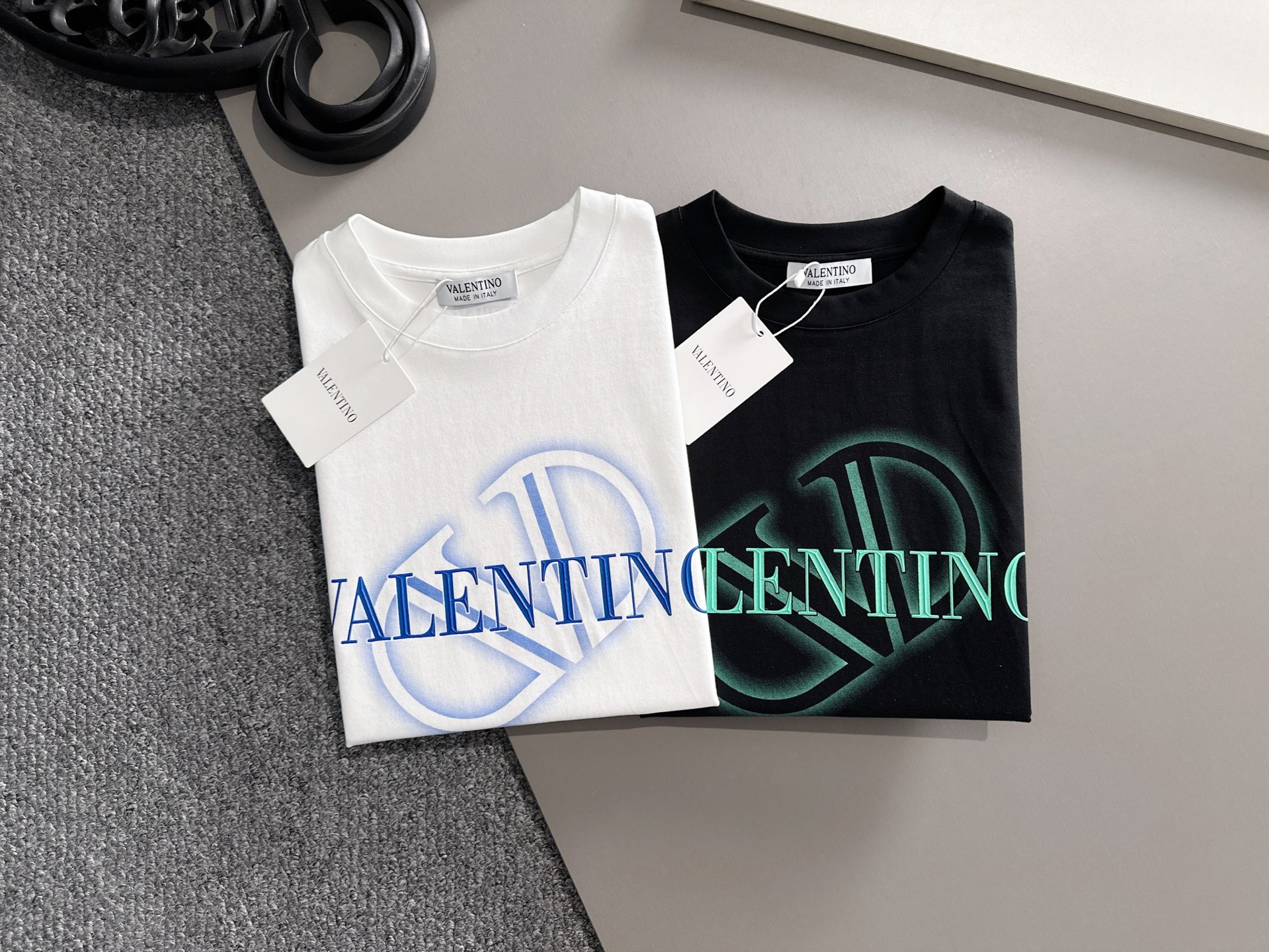  华伦天奴 2025春夏新款男女同款👫短袖T恤，！定制专属纯棉面料，定制原版工艺螺纹，胸前重工字母log