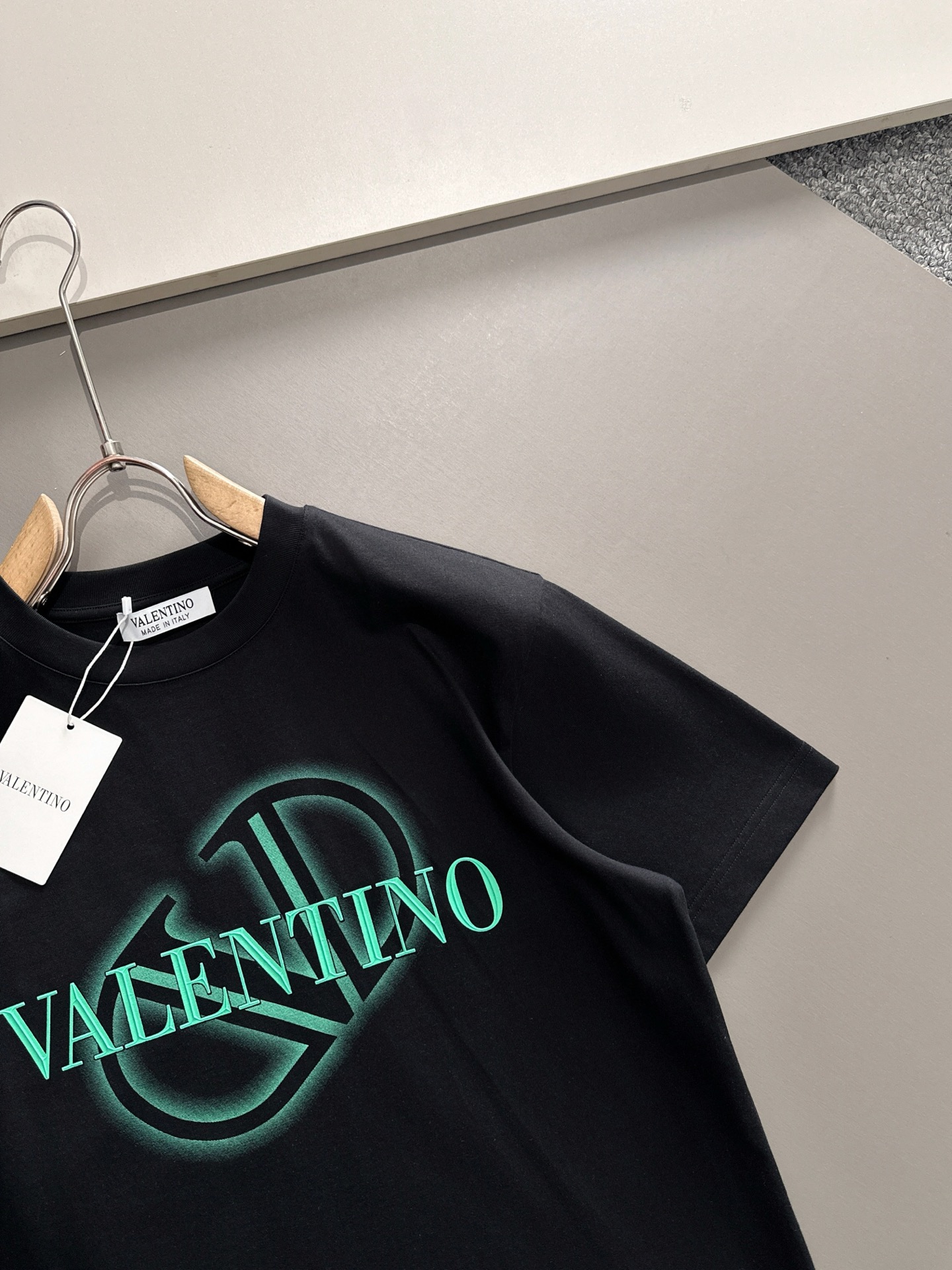  华伦天奴 2025春夏新款男女同款👫短袖T恤，！定制专属纯棉面料，定制原版工艺螺纹，胸前重工字母log