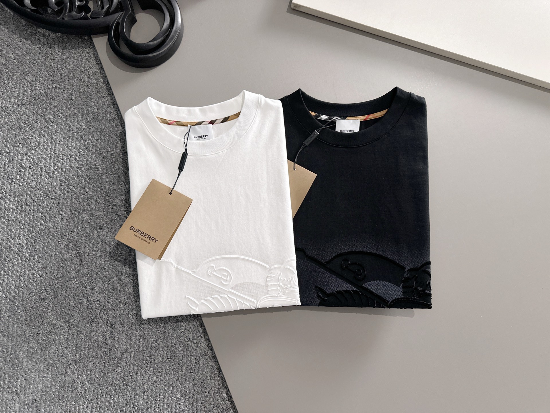  巴宝莉 2025春夏新款男女同款👫短袖T恤，！定制专属纯棉面料，定制原版工艺螺纹，胸前重工字母logo