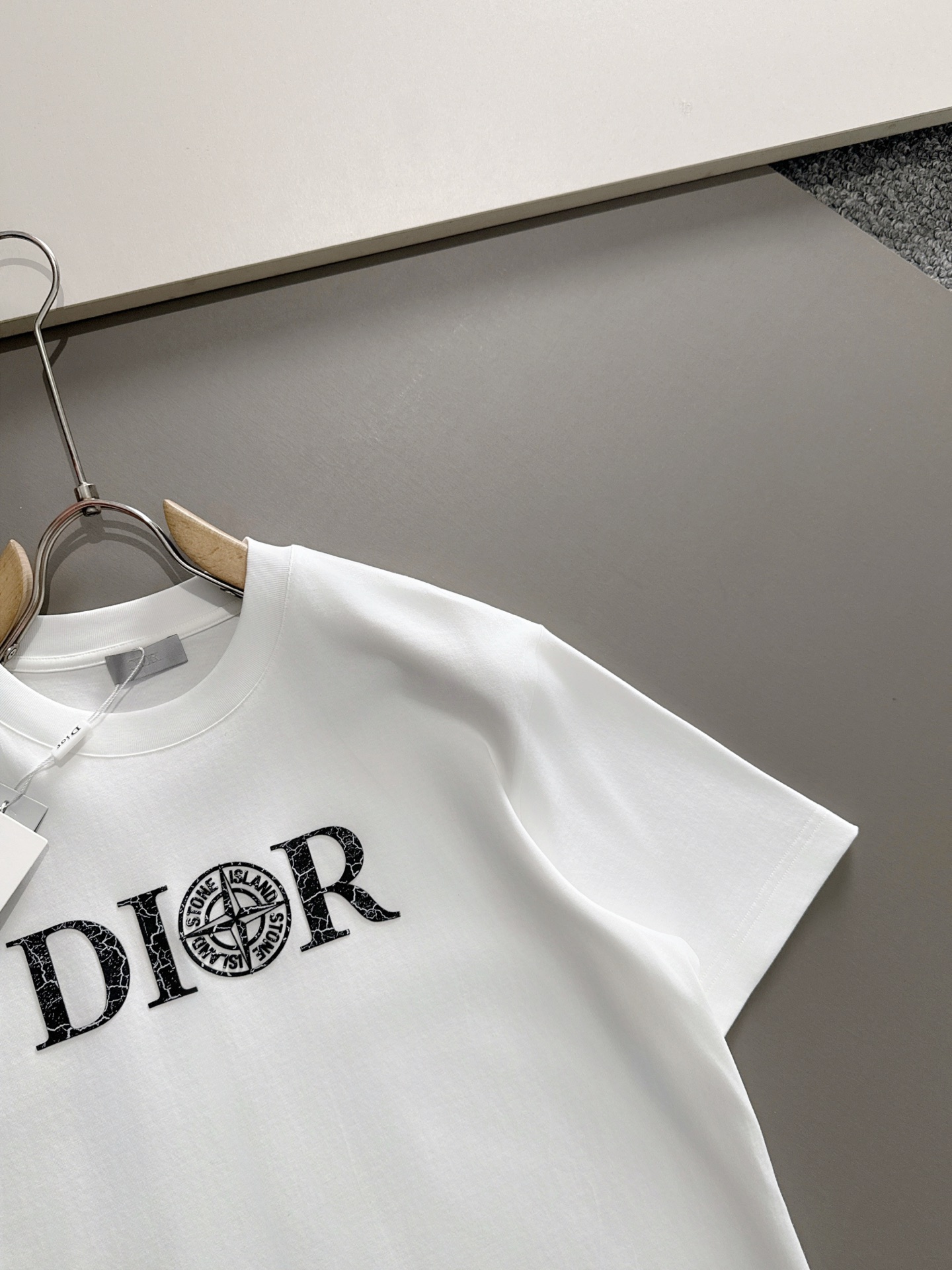  迪奥 2025春夏新款男女同款👫短袖T恤，！定制专属纯棉面料，定制原版工艺螺纹，胸前重工字母logo工