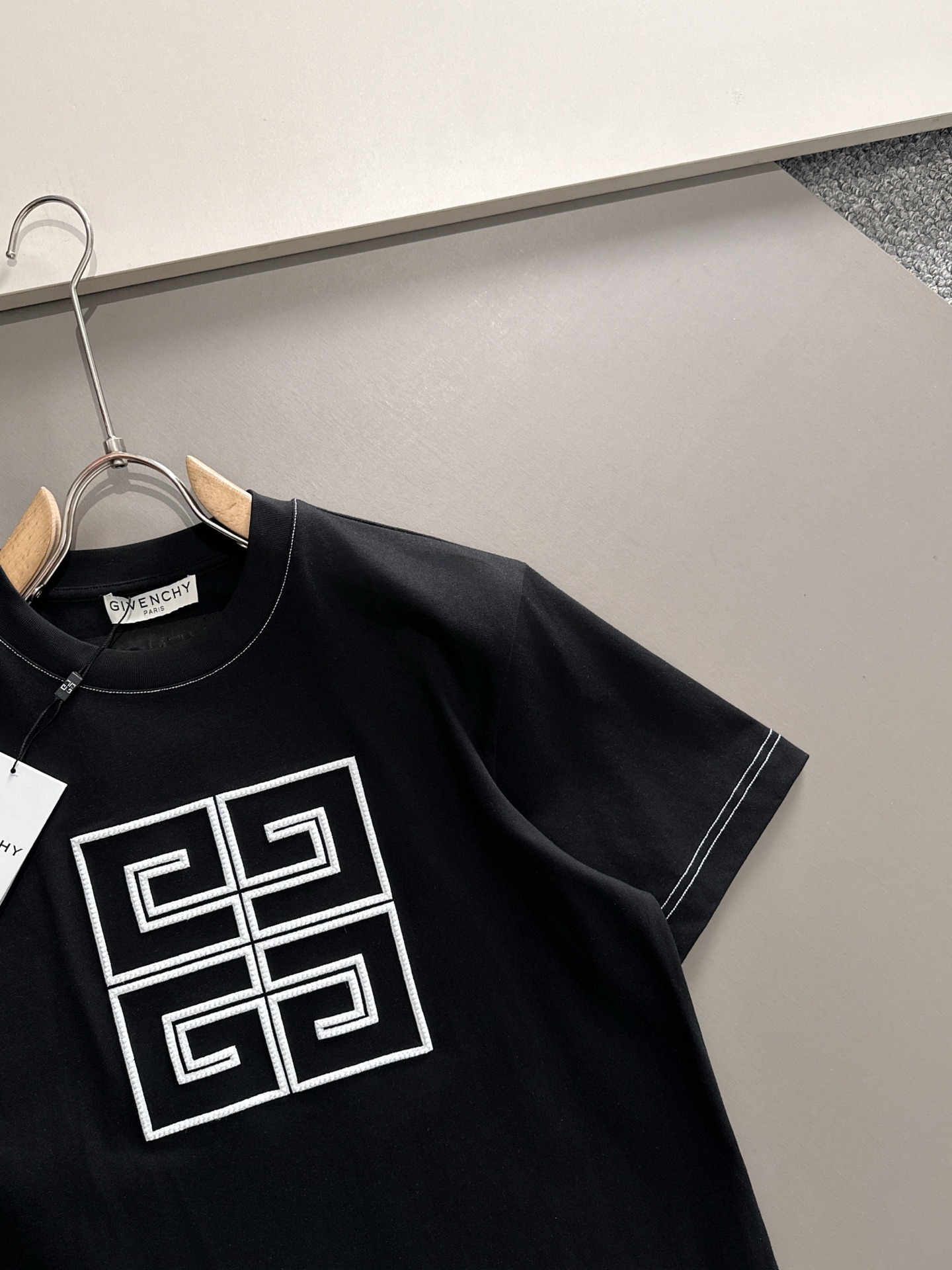  纪梵希 2025春夏新款男女同款👫短袖T恤，！定制专属纯棉面料，定制原版工艺螺纹，胸前重工字母logo