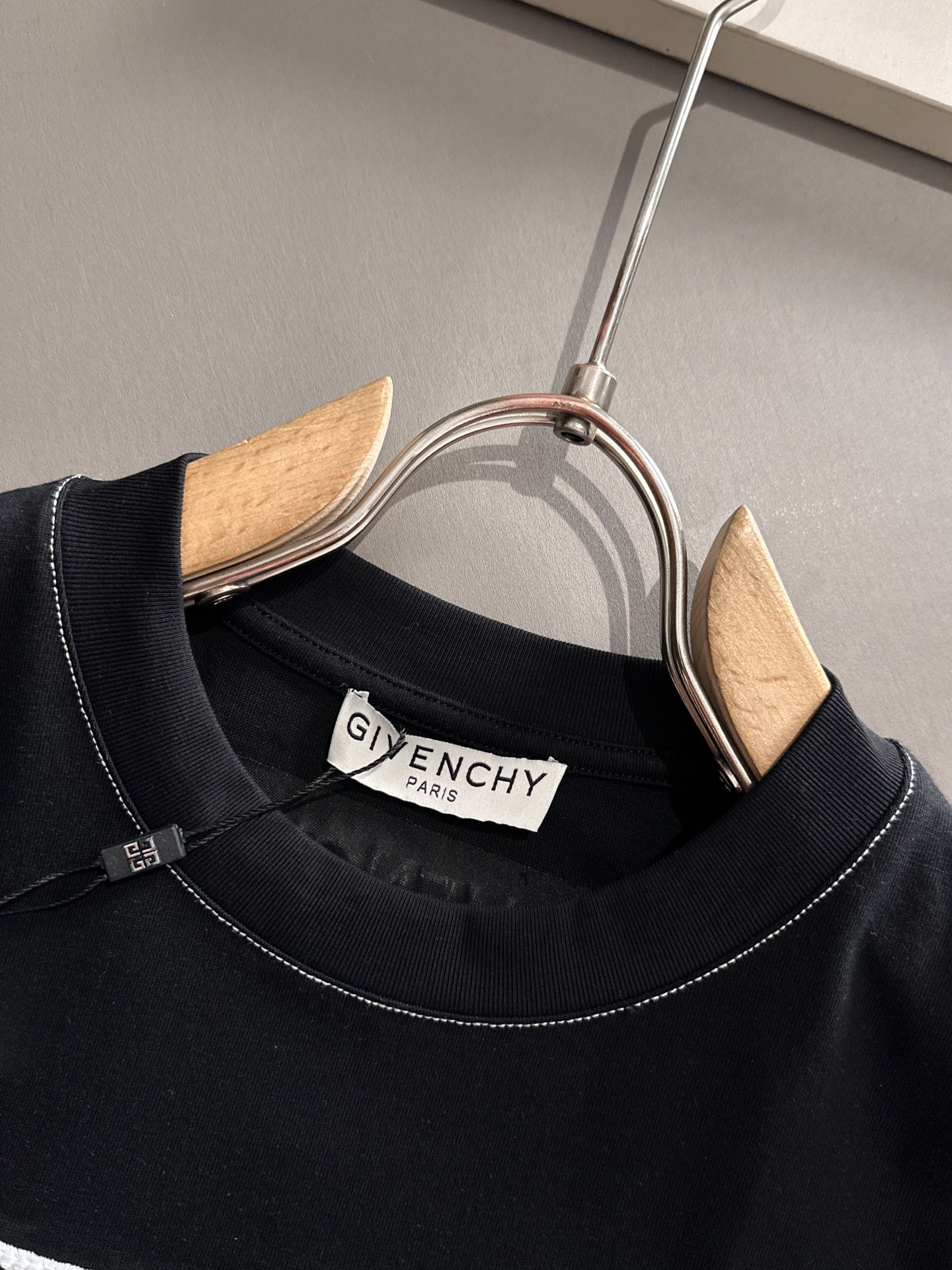  纪梵希 2025春夏新款男女同款👫短袖T恤，！定制专属纯棉面料，定制原版工艺螺纹，胸前重工字母logo