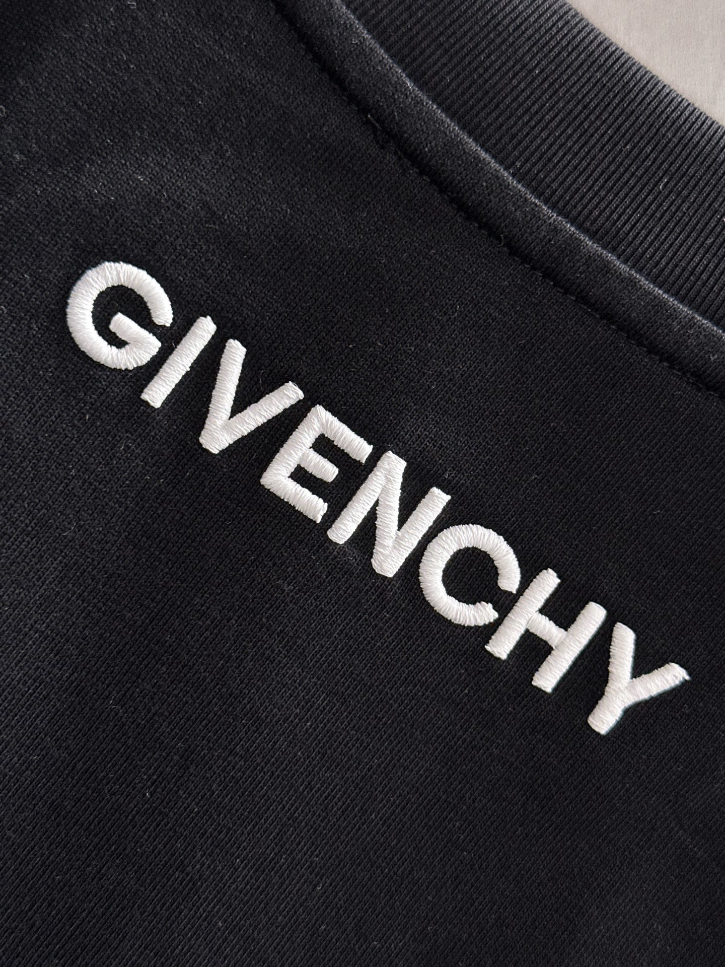  纪梵希 2025春夏新款男女同款👫短袖T恤，！定制专属纯棉面料，定制原版工艺螺纹，胸前重工字母logo