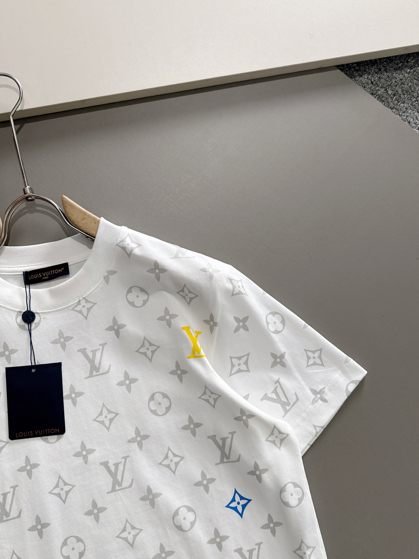  LV 2025春夏新款男女同款👫短袖T恤，！定制专属纯棉面料，定制原版工艺螺纹，胸前重工字母logo工