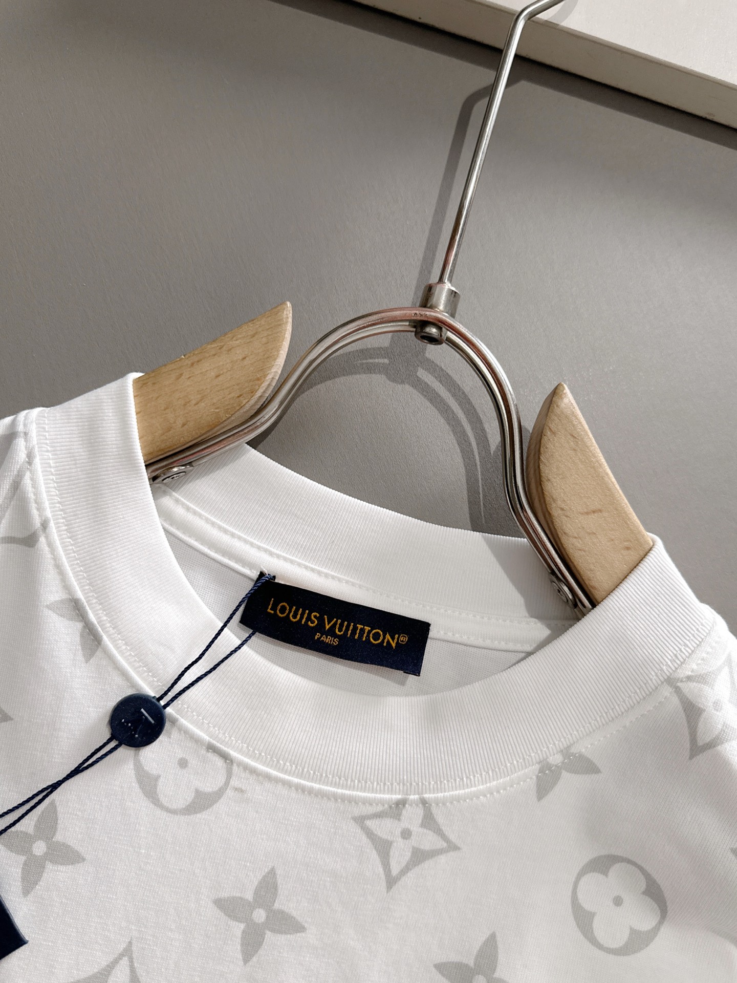  LV 2025春夏新款男女同款👫短袖T恤，！定制专属纯棉面料，定制原版工艺螺纹，胸前重工字母logo工