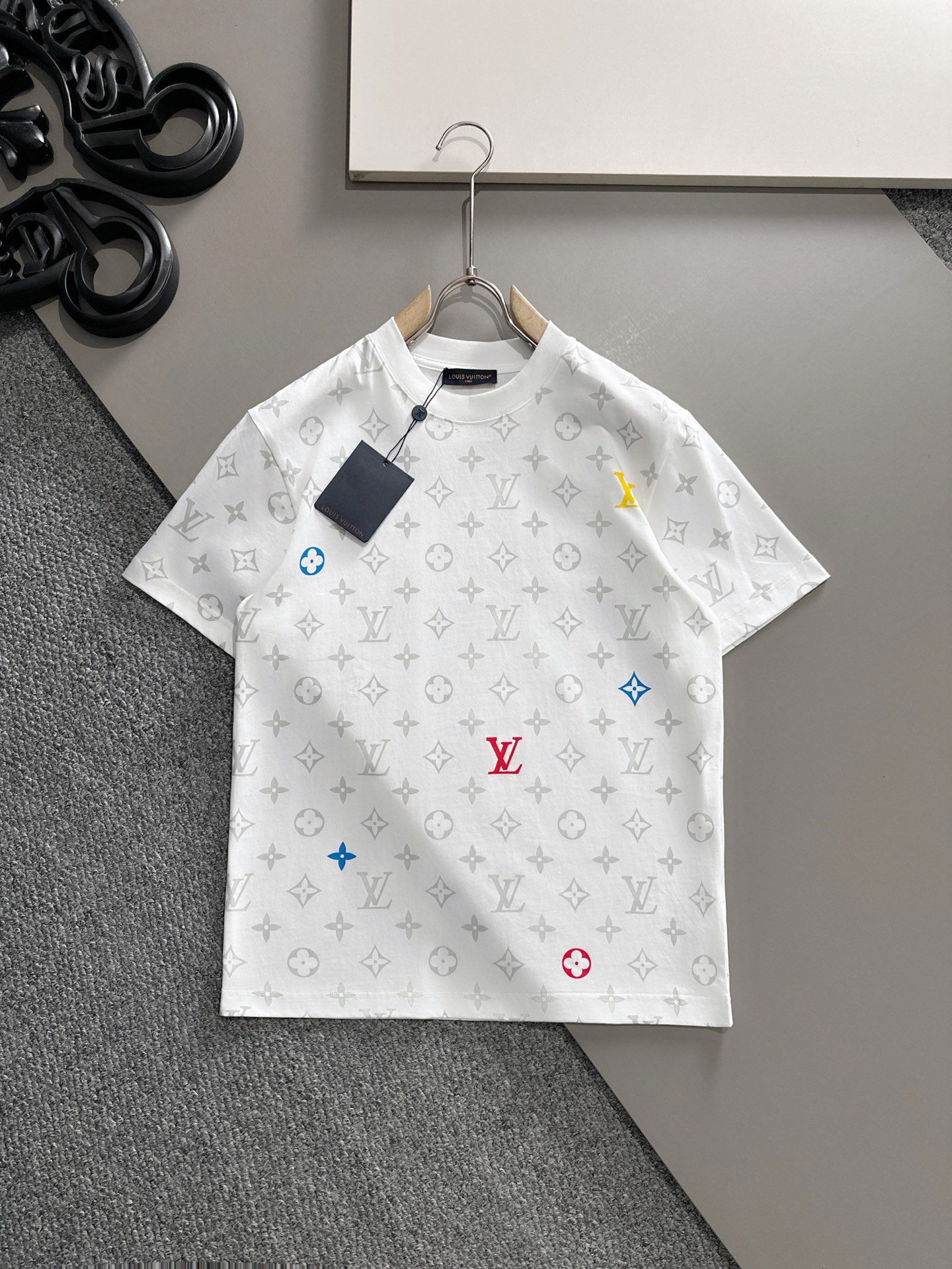  LV 2025春夏新款男女同款👫短袖T恤，！定制专属纯棉面料，定制原版工艺螺纹，胸前重工字母logo工