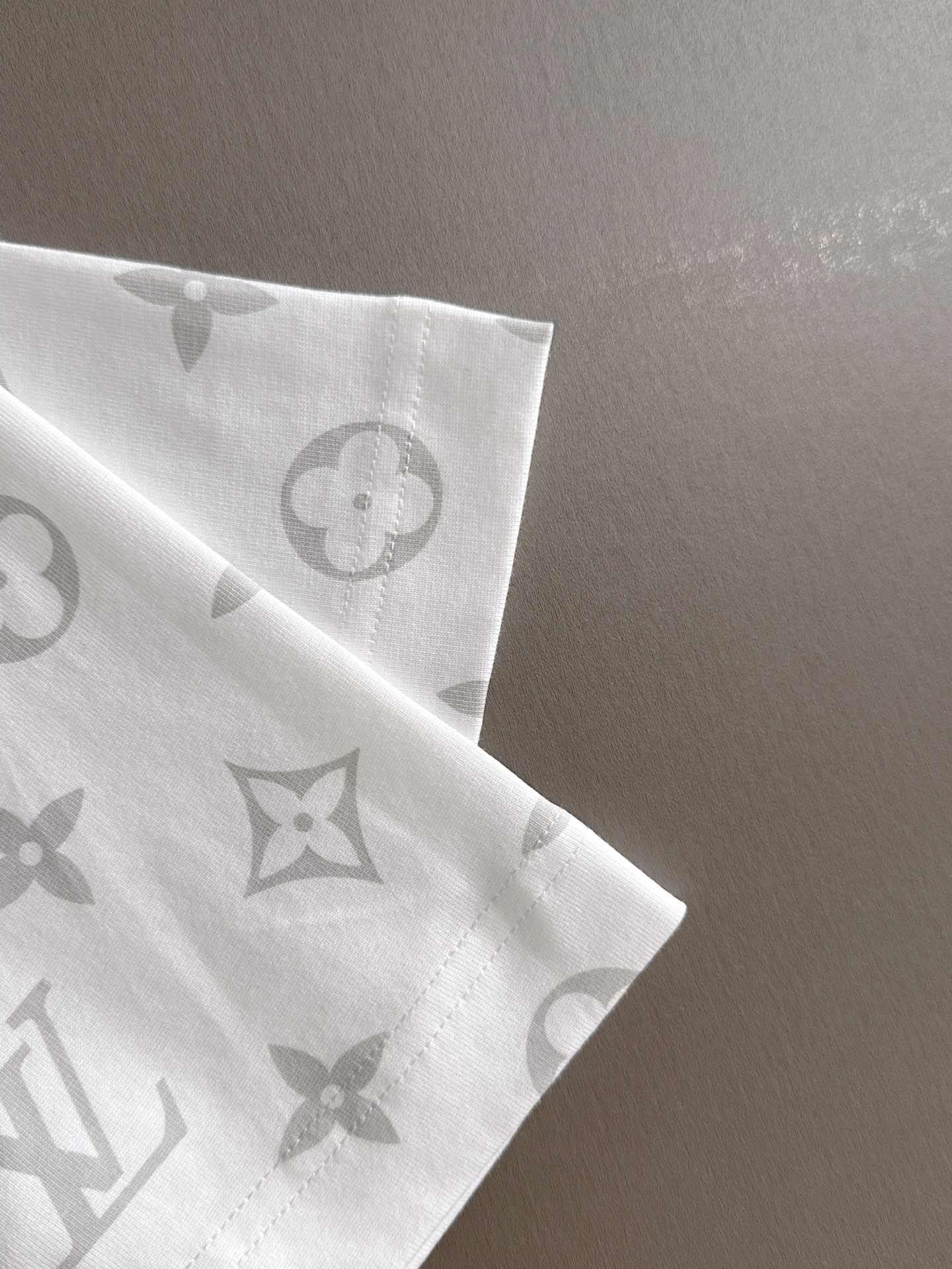  LV 2025春夏新款男女同款👫短袖T恤，！定制专属纯棉面料，定制原版工艺螺纹，胸前重工字母logo工