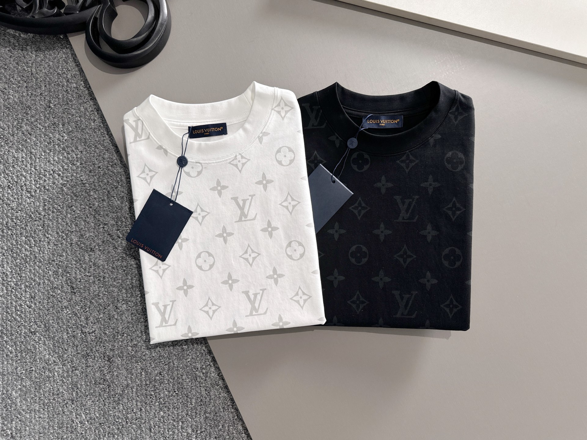  LV 2025春夏新款男女同款👫短袖T恤，！定制专属纯棉面料，定制原版工艺螺纹，胸前重工字母logo工