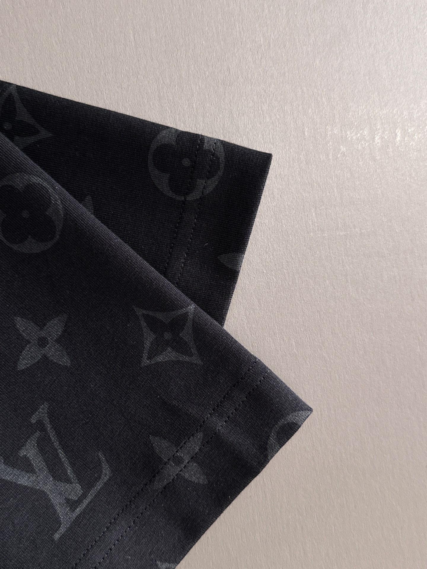  LV 2025春夏新款男女同款👫短袖T恤，！定制专属纯棉面料，定制原版工艺螺纹，胸前重工字母logo工