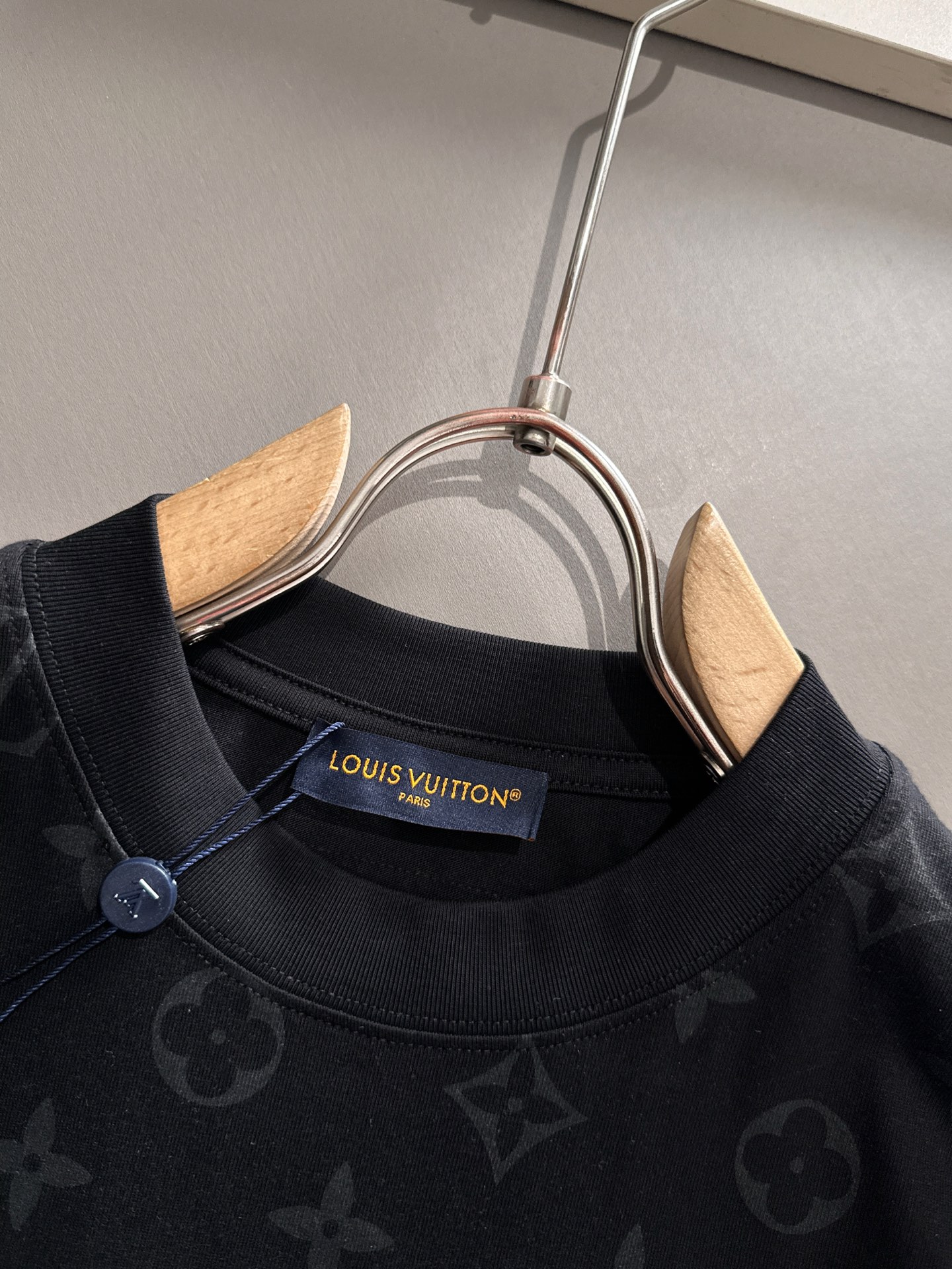  LV 2025春夏新款男女同款👫短袖T恤，！定制专属纯棉面料，定制原版工艺螺纹，胸前重工字母logo工