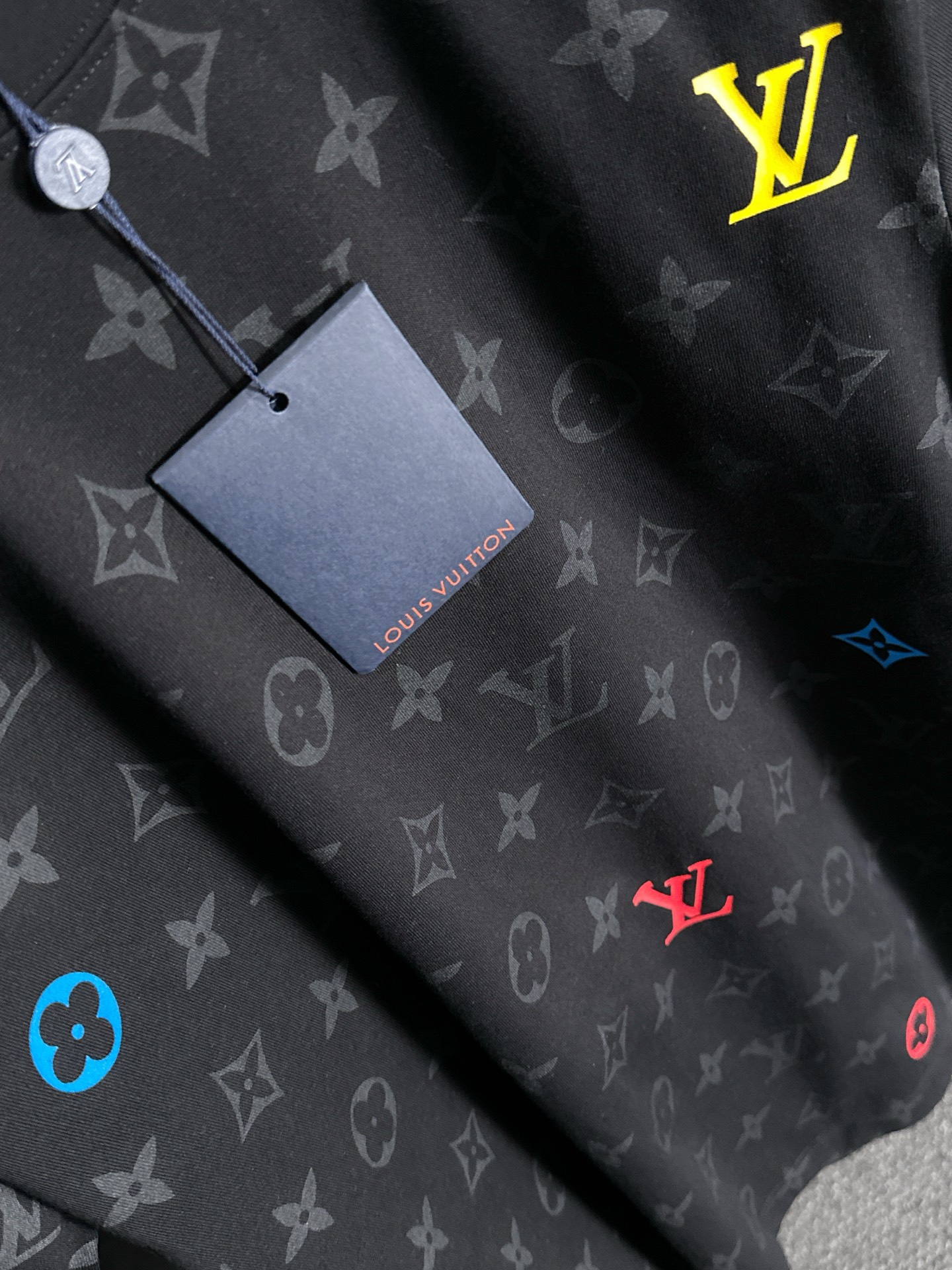  LV 2025春夏新款男女同款👫短袖T恤，！定制专属纯棉面料，定制原版工艺螺纹，胸前重工字母logo工