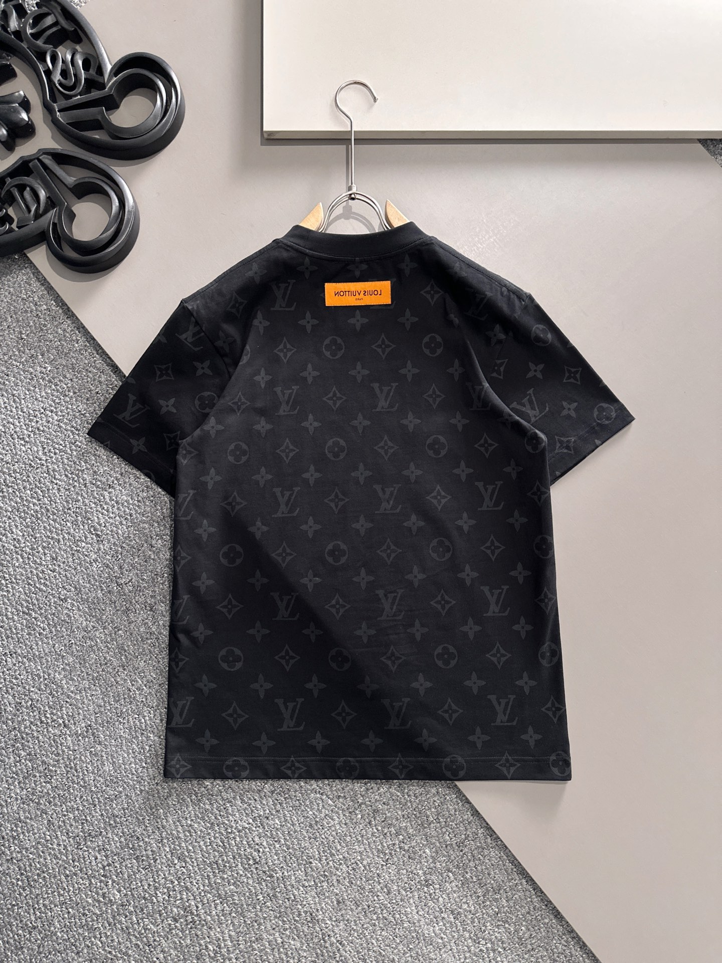  LV 2025春夏新款男女同款👫短袖T恤，！定制专属纯棉面料，定制原版工艺螺纹，胸前重工字母logo工