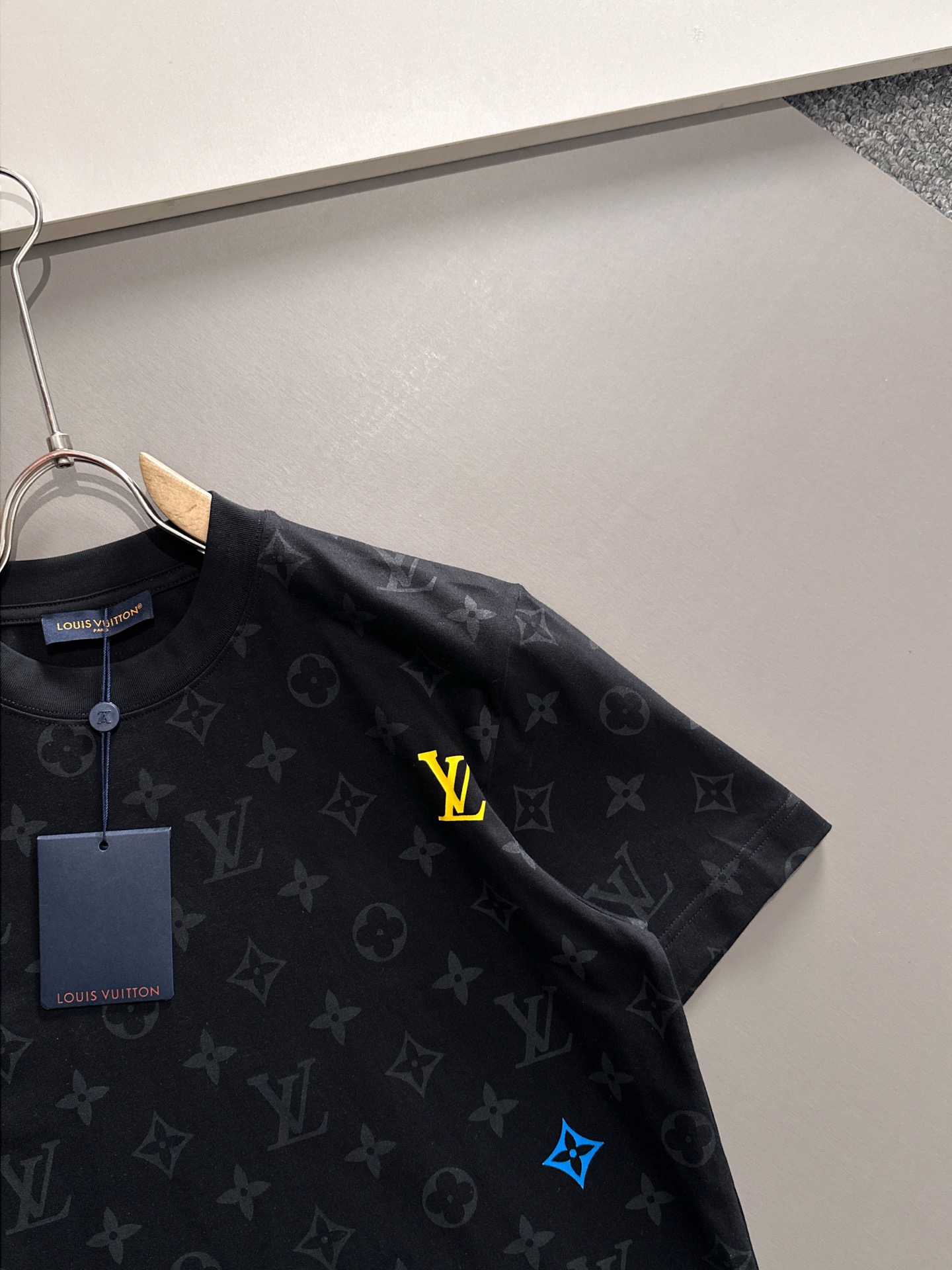  LV 2025春夏新款男女同款👫短袖T恤，！定制专属纯棉面料，定制原版工艺螺纹，胸前重工字母logo工