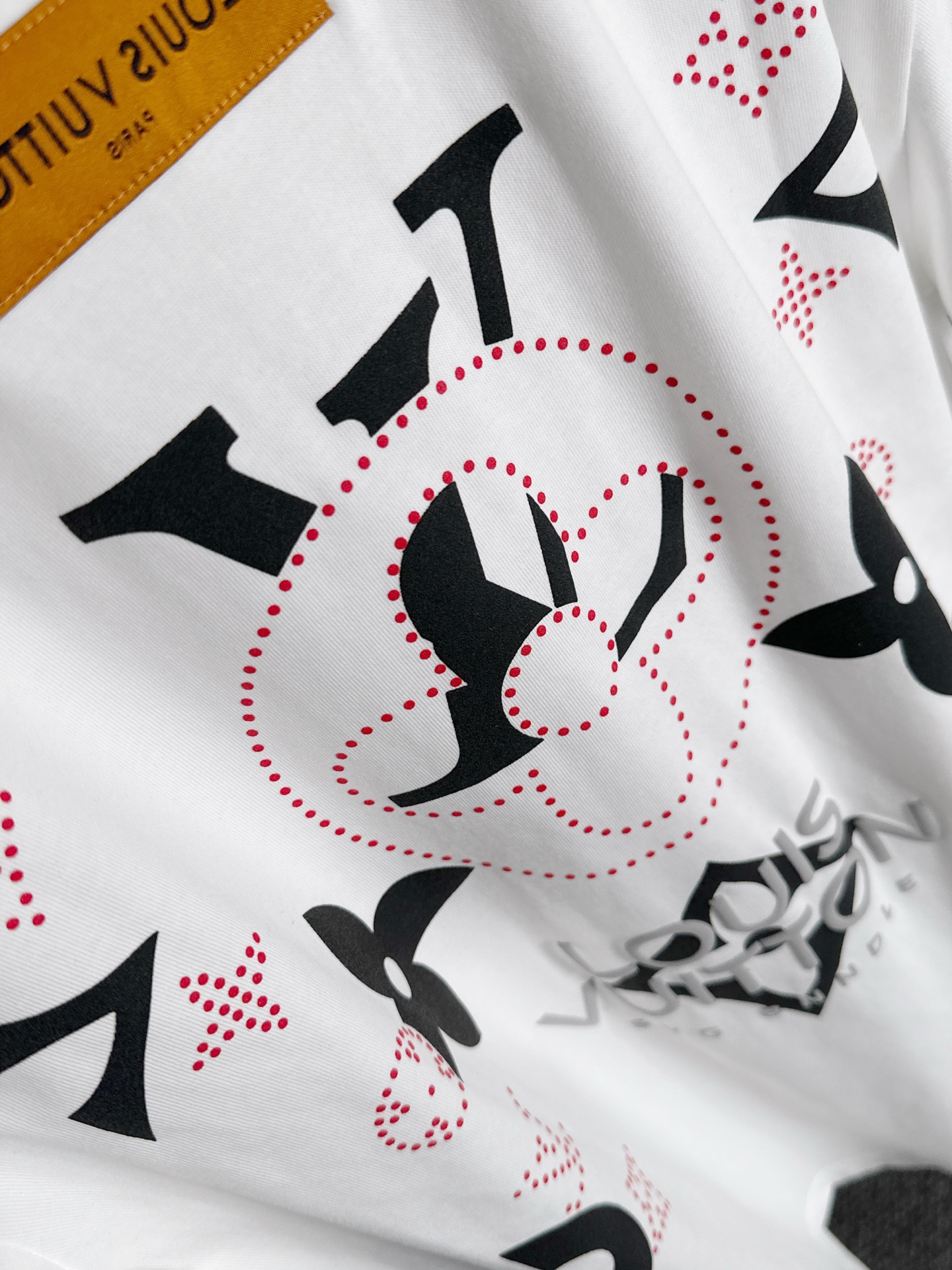  LV 2025春夏新款男女同款👫短袖T恤，！定制专属纯棉面料，定制原版工艺螺纹，胸前重工字母logo工