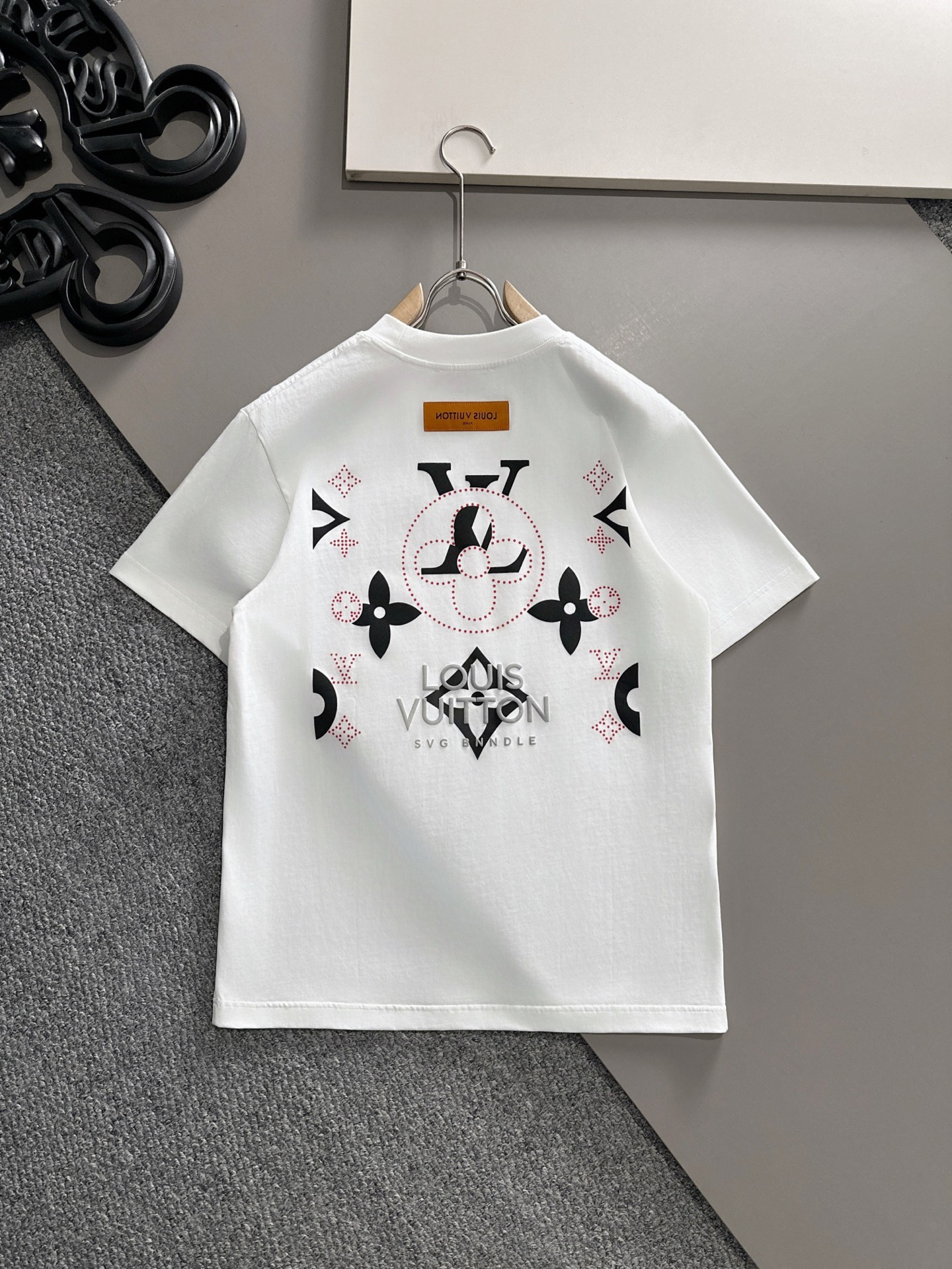  LV 2025春夏新款男女同款👫短袖T恤，！定制专属纯棉面料，定制原版工艺螺纹，胸前重工字母logo工