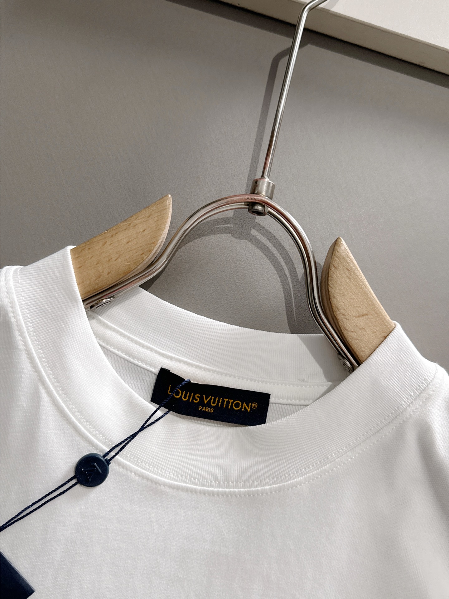  LV 2025春夏新款男女同款👫短袖T恤，！定制专属纯棉面料，定制原版工艺螺纹，胸前重工字母logo工